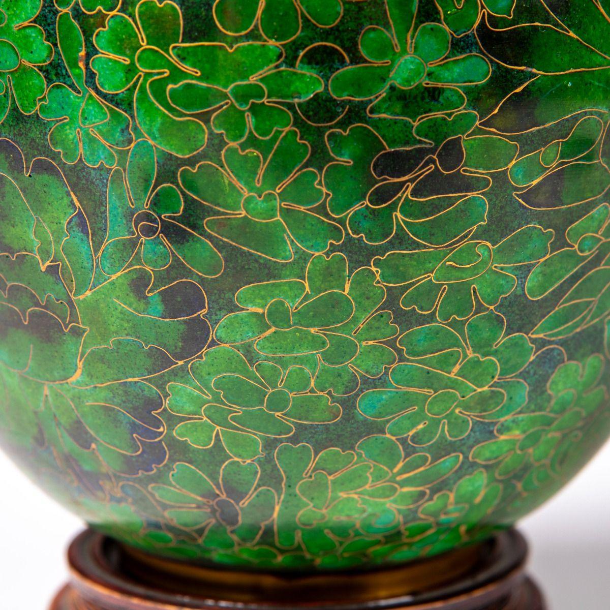 Coppia di vasi decorativi in cloisonné verde Greene & Greene in vendita 1