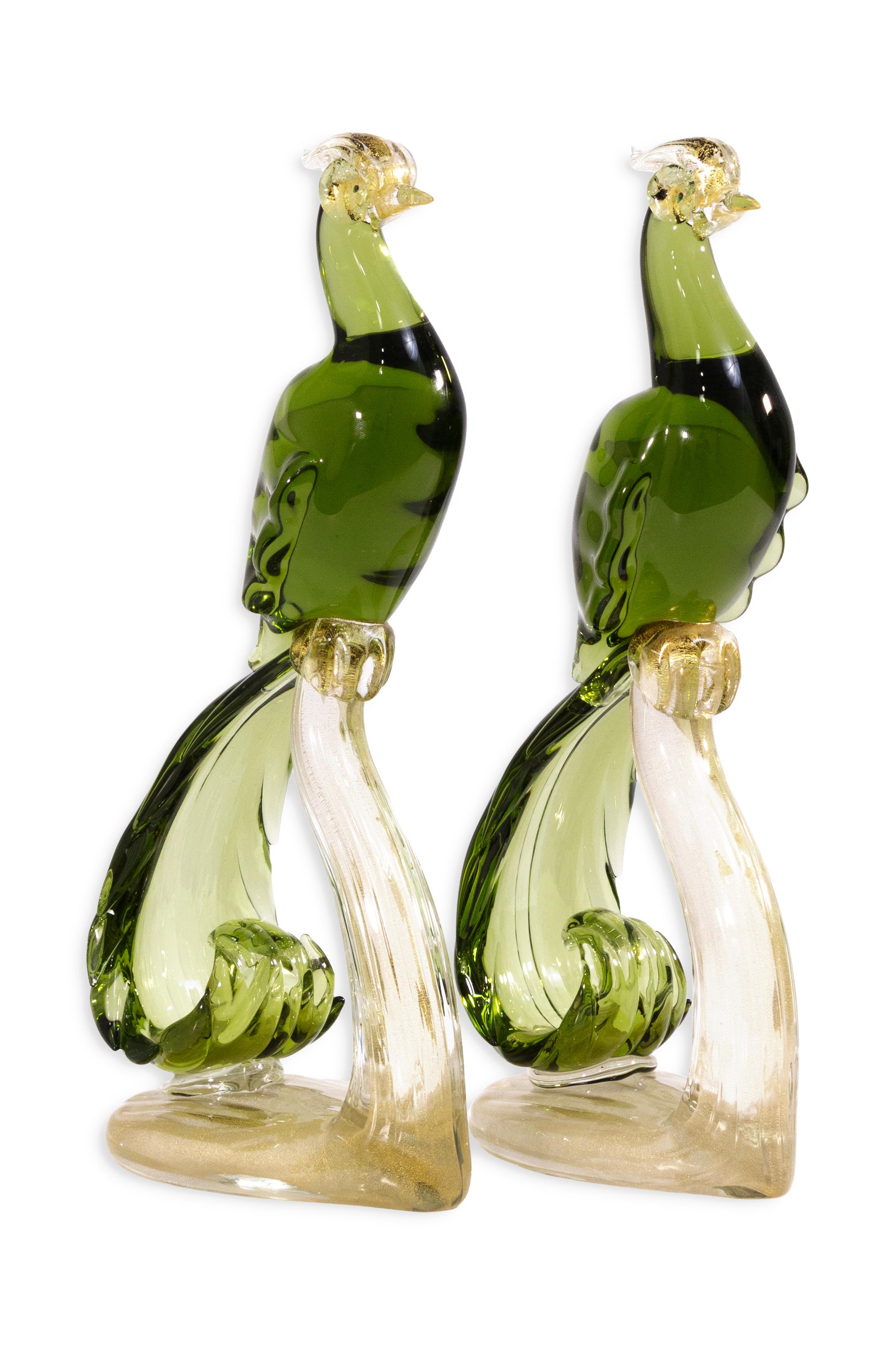 Cette élégante paire d'oiseaux de paradis en verre de Murano témoigne de la maîtrise de l'art verrier vénitien. Chaque oiseau est fabriqué dans un riche verre vert translucide, avec des courbes gracieuses et des caractéristiques détaillées,