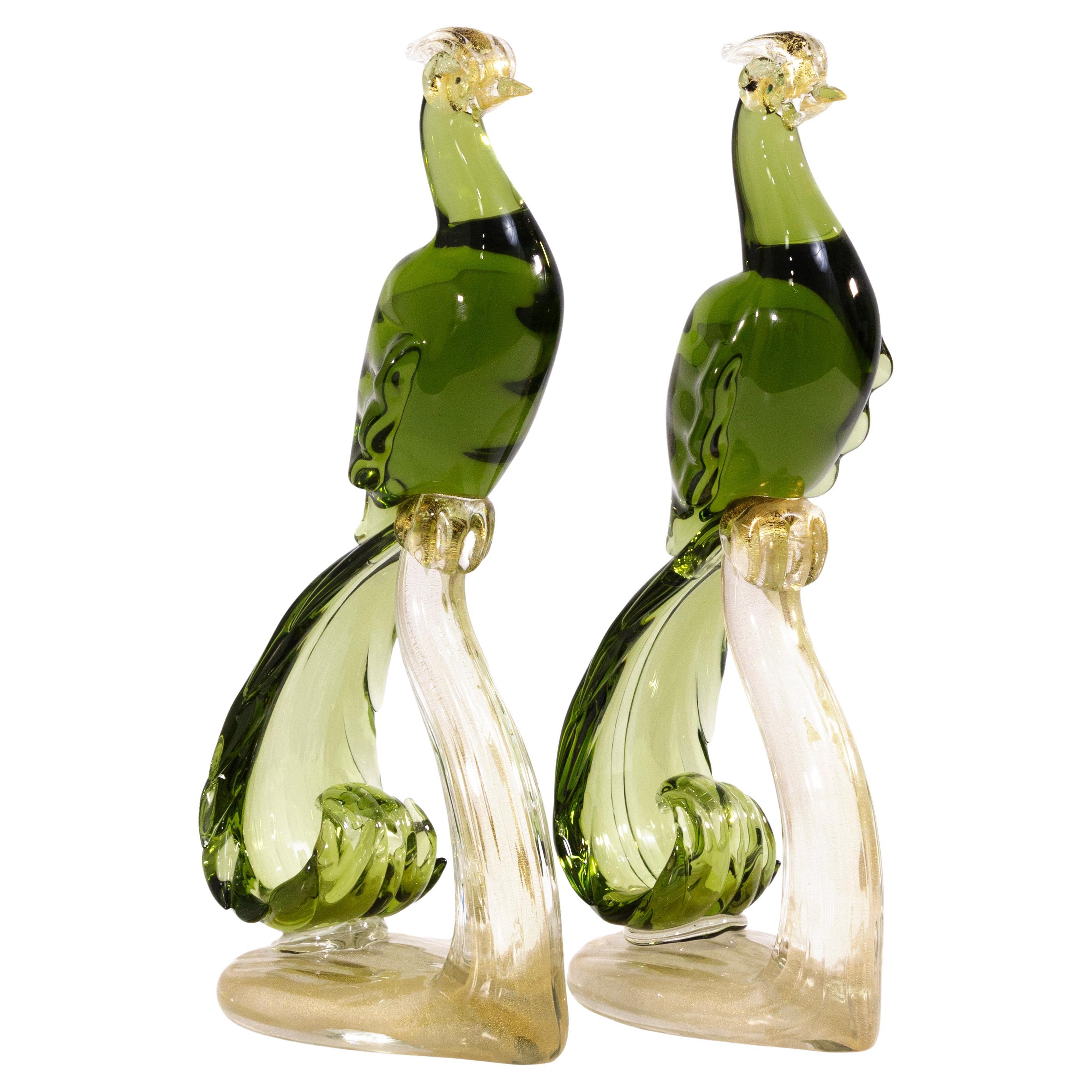 Paire de sculptures décoratives en verre de Murano vert et or représentant des oiseaux de paradis en vente