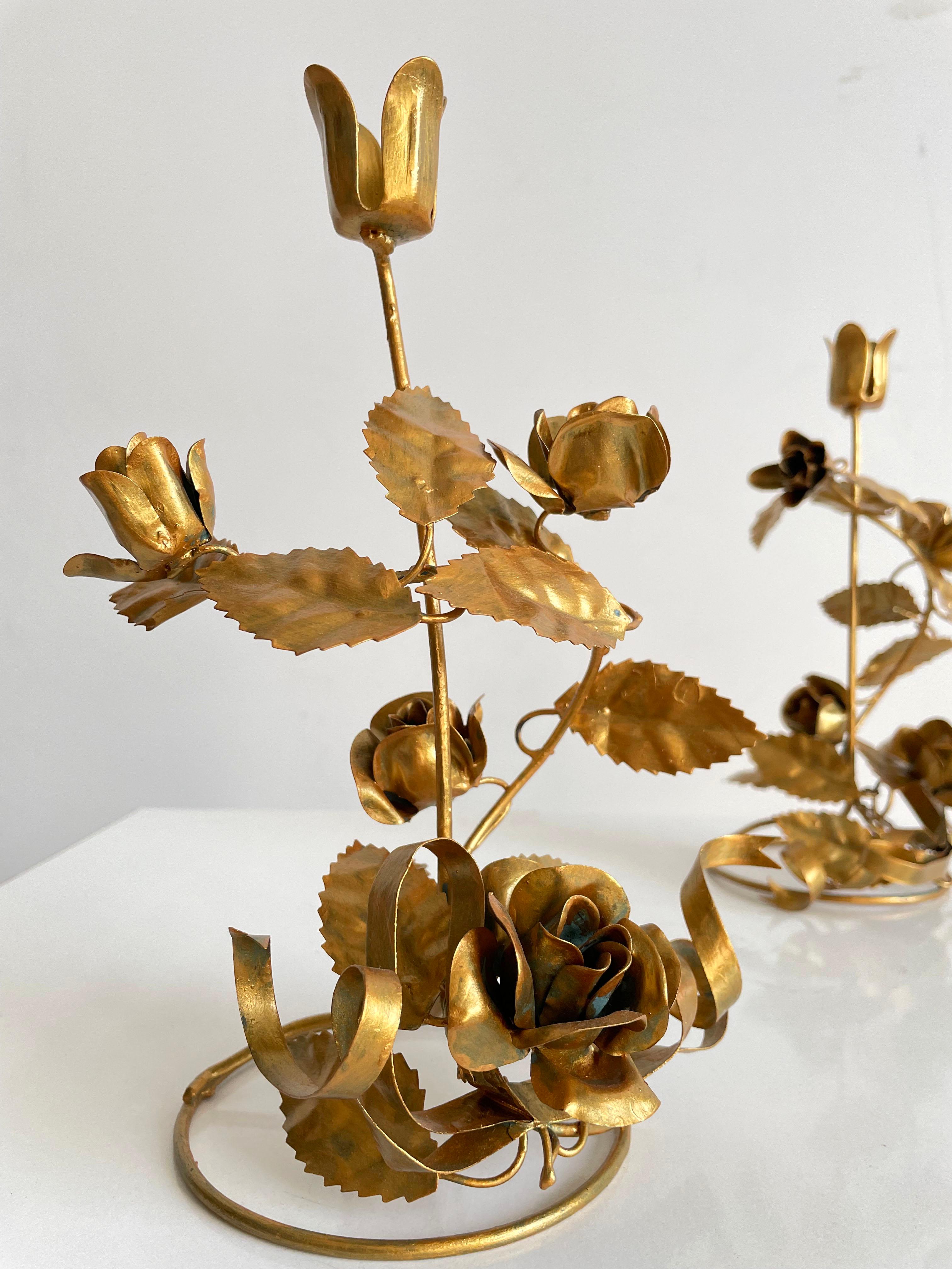Dekorative italienische Kerzenständer aus vergoldetem Gold und Metall mit zarten Blumenmuster, Paar  (Hollywood Regency) im Angebot