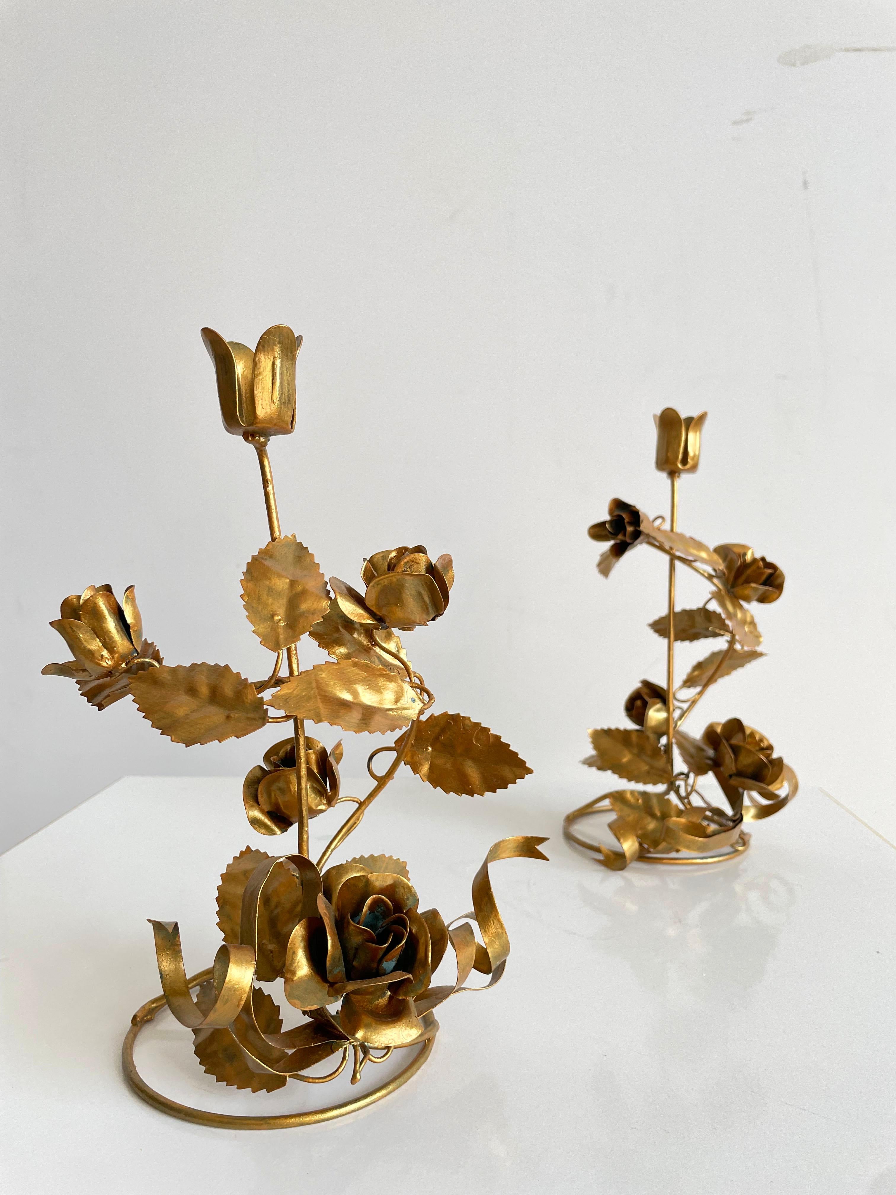 Dekorative italienische Kerzenständer aus vergoldetem Gold und Metall mit zarten Blumenmuster, Paar  (Italienisch) im Angebot