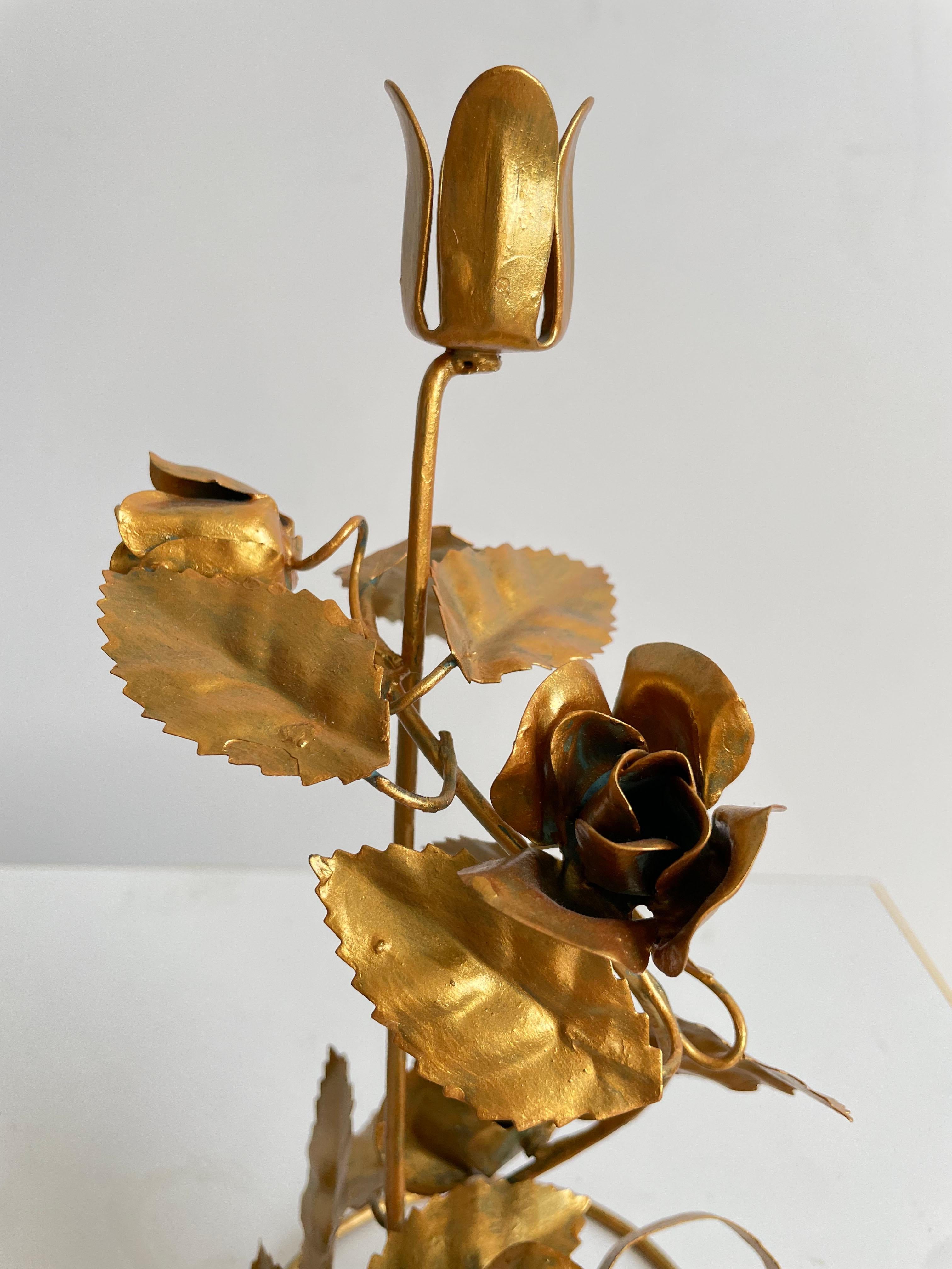 Métal Paire de bougeoirs décoratifs italiens délicats à fleurs en métal doré et or  en vente