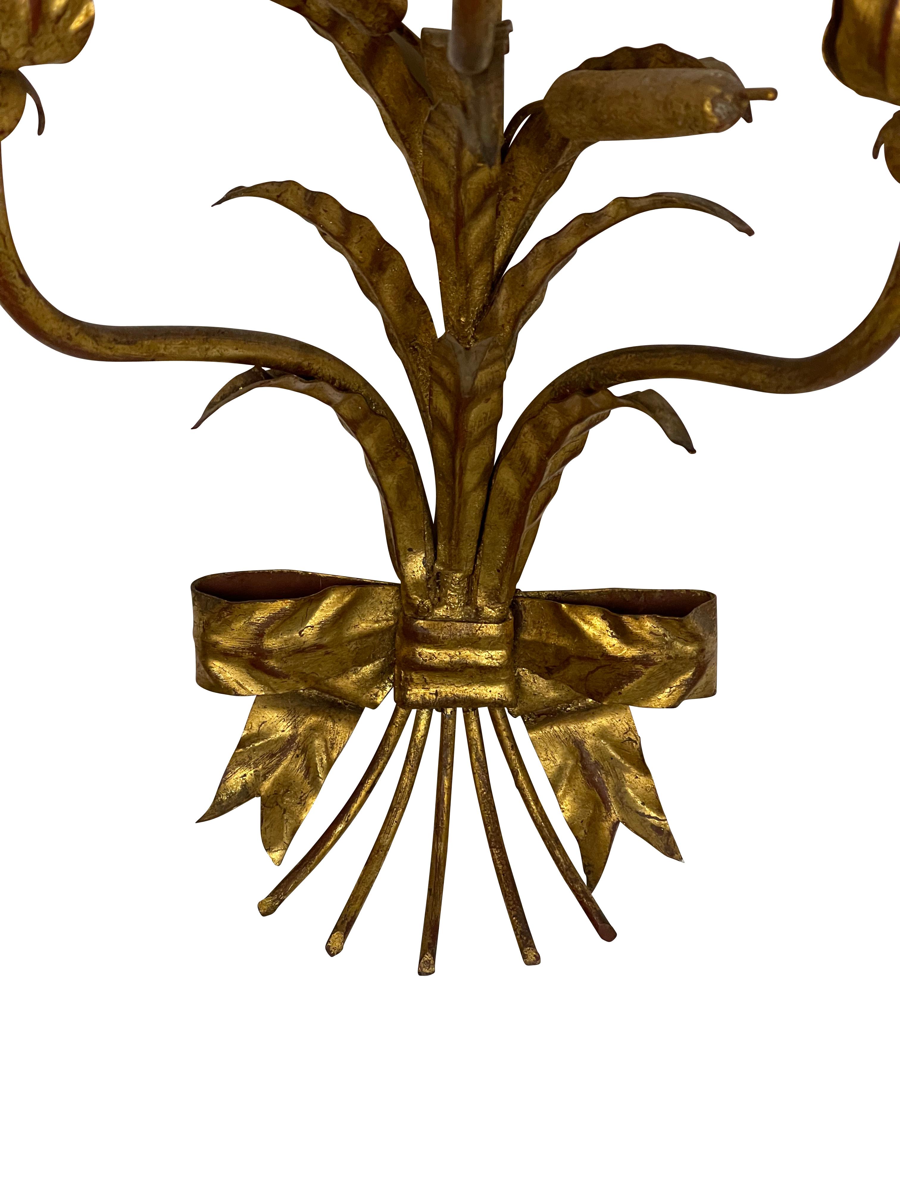 Pareja de candelabros decorativos italianos de metal dorado con motivo de enea 4