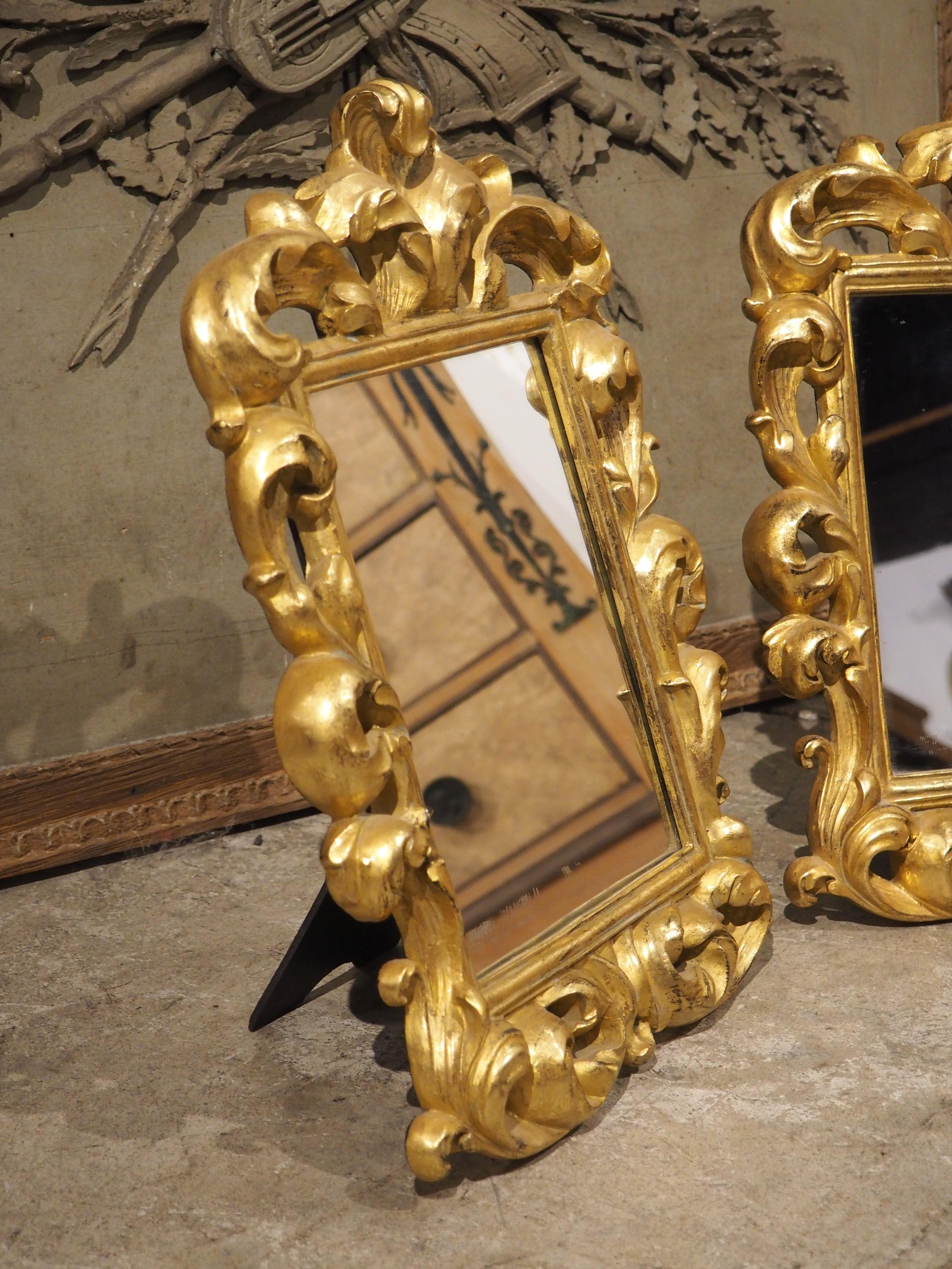 Coppia di specchi decorativi da tavolo o da parete in legno dorato italiano, XX secolo in vendita 4