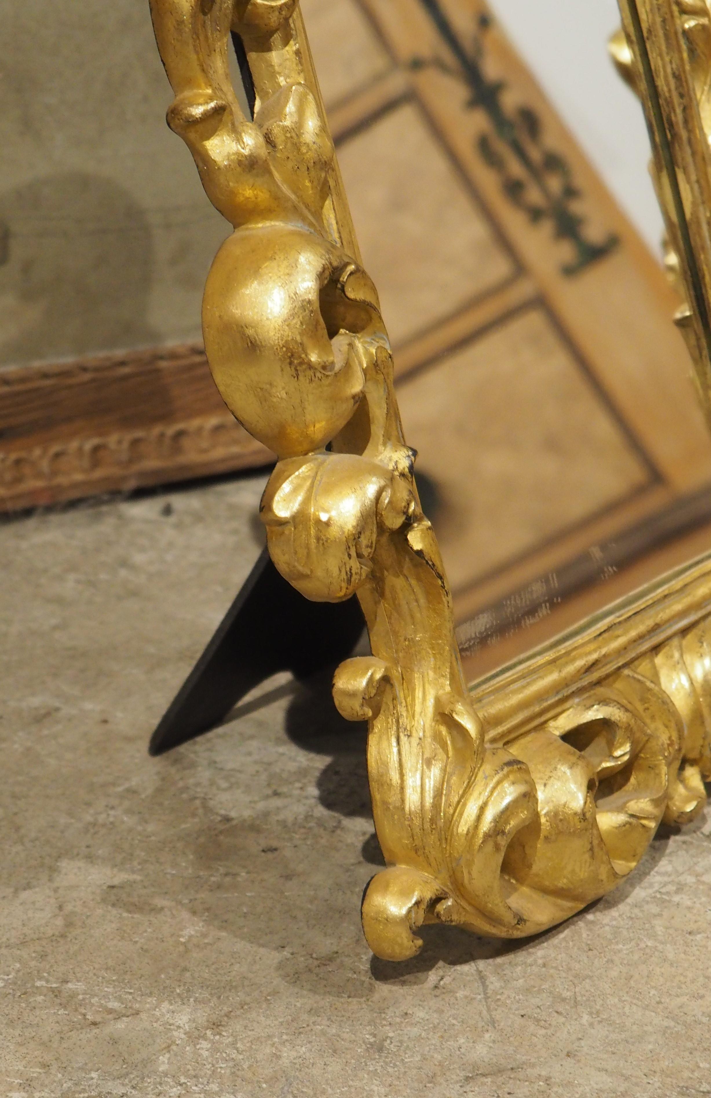 Coppia di specchi decorativi da tavolo o da parete in legno dorato italiano, XX secolo in vendita 5
