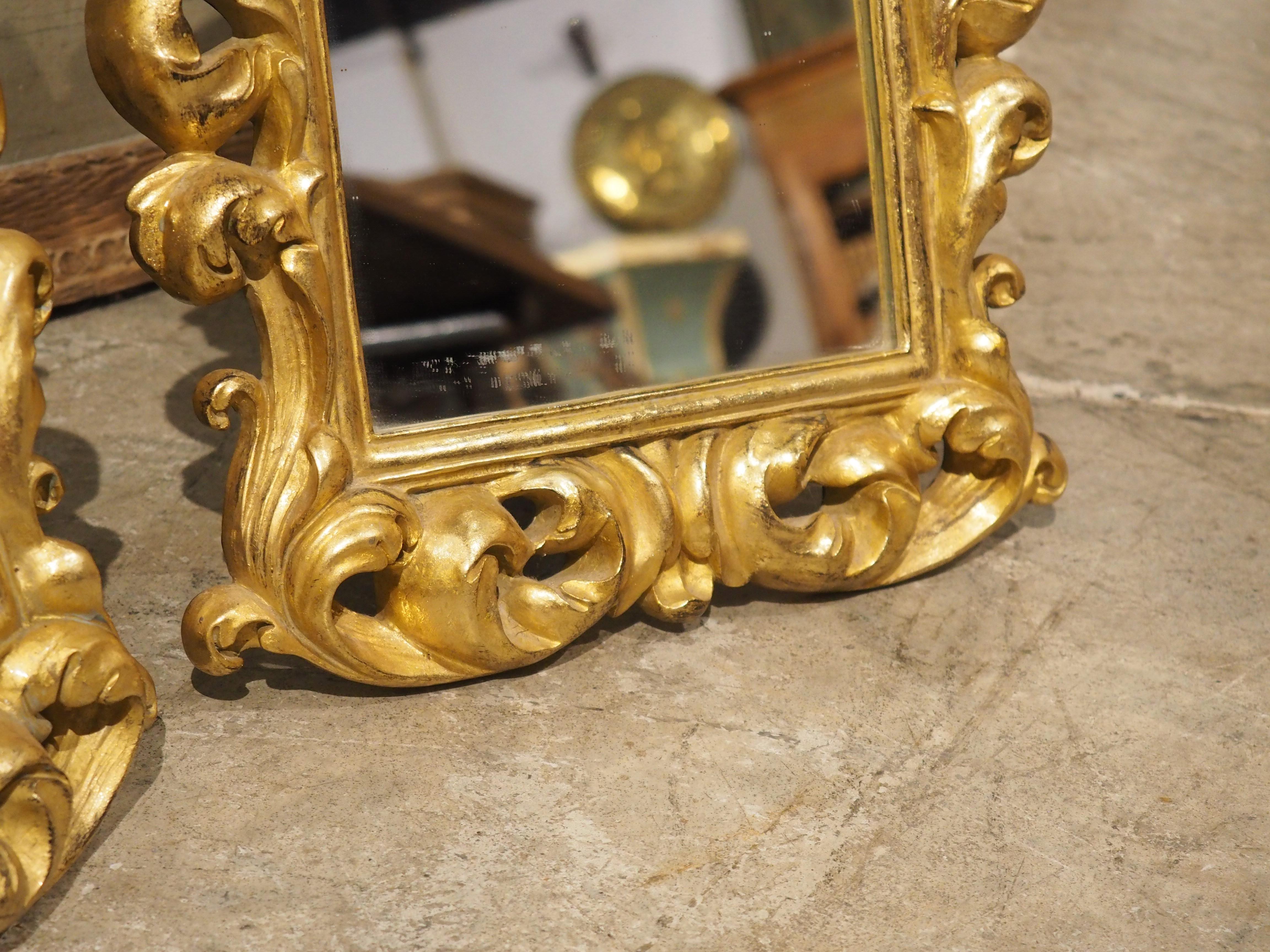 Coppia di specchi decorativi da tavolo o da parete in legno dorato italiano, XX secolo in vendita 7