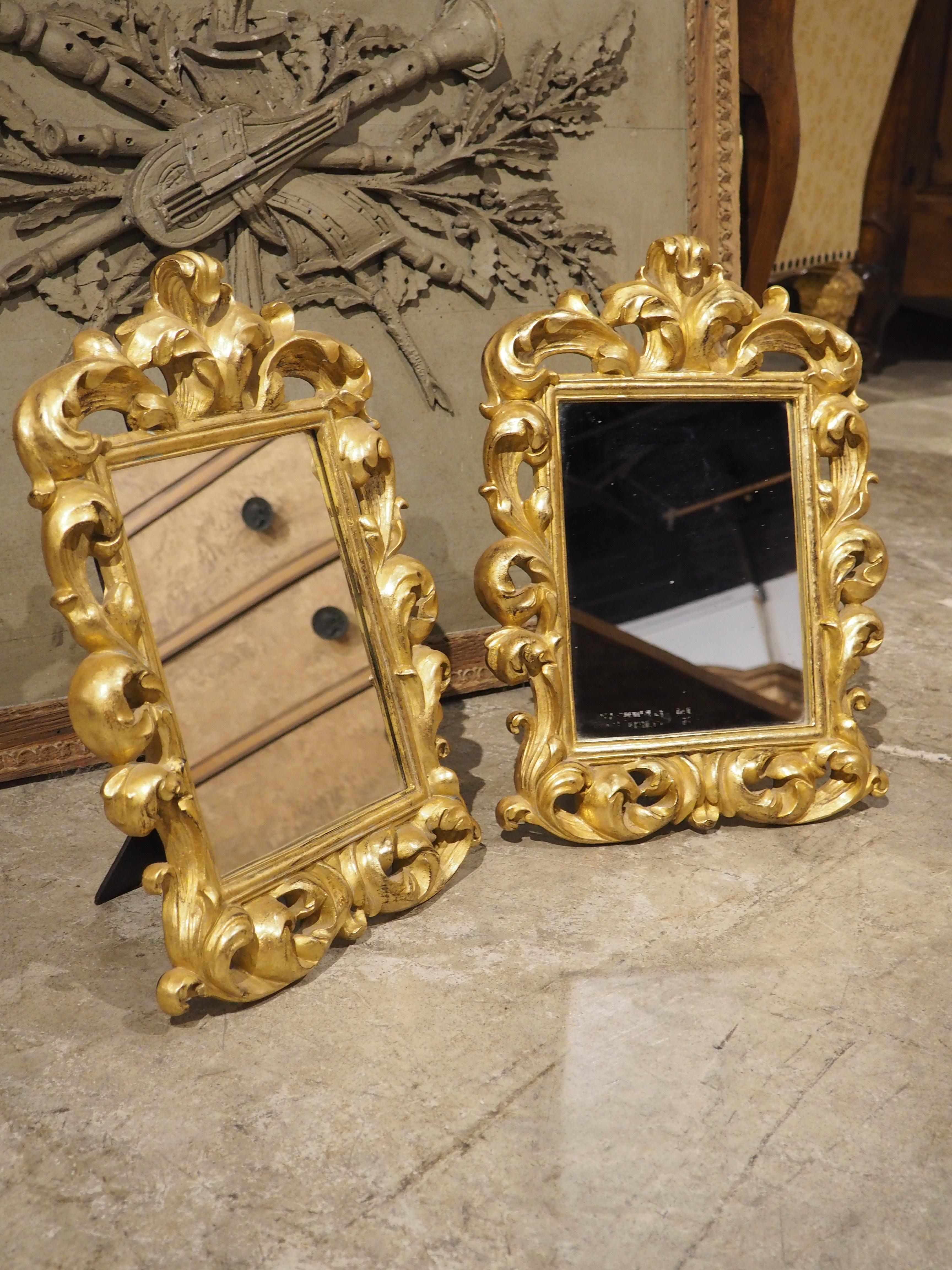 Coppia di specchi decorativi da tavolo o da parete in legno dorato italiano, XX secolo in vendita 8