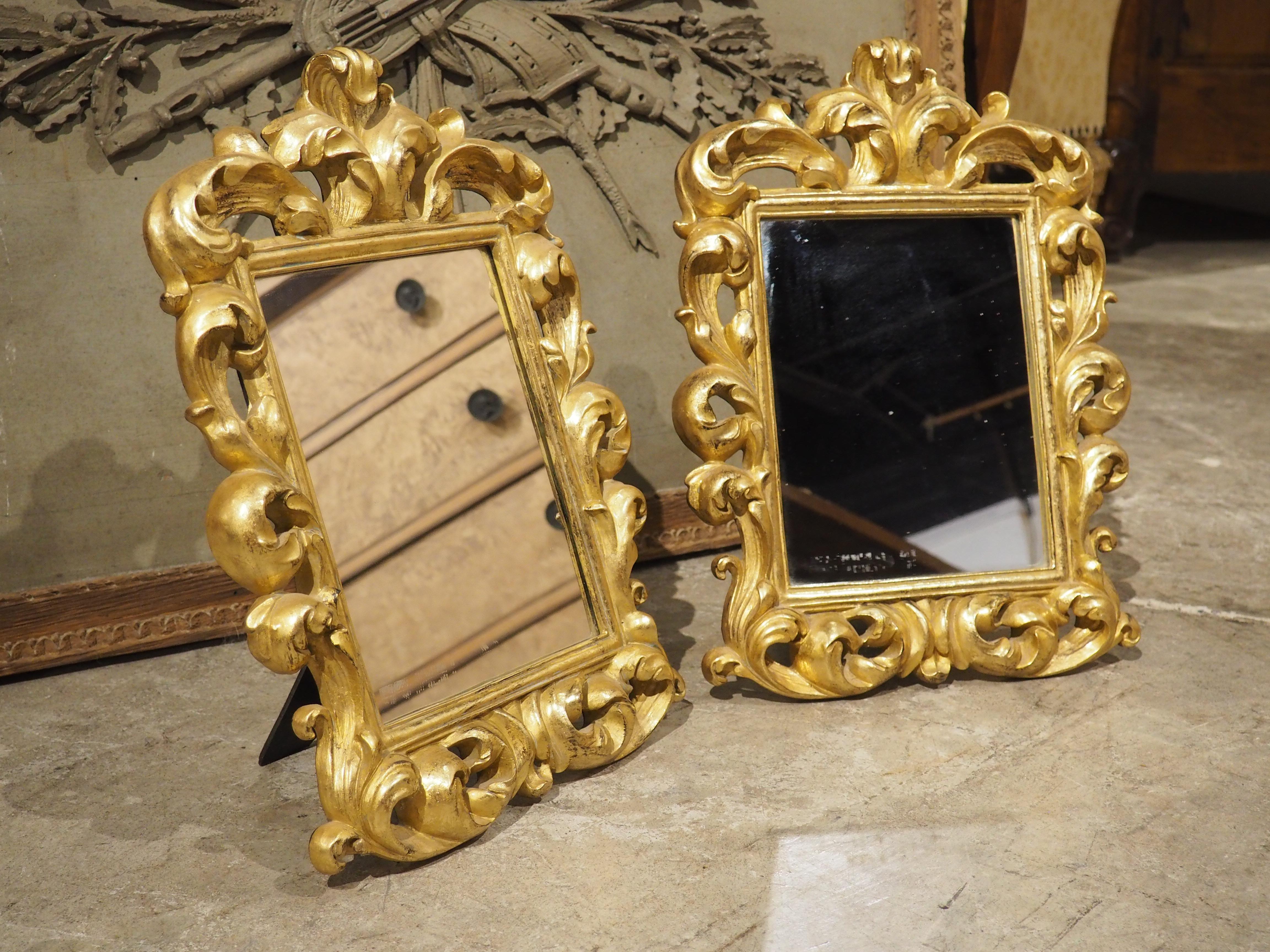 Coppia di specchi decorativi da tavolo o da parete in legno dorato italiano, XX secolo in vendita 9