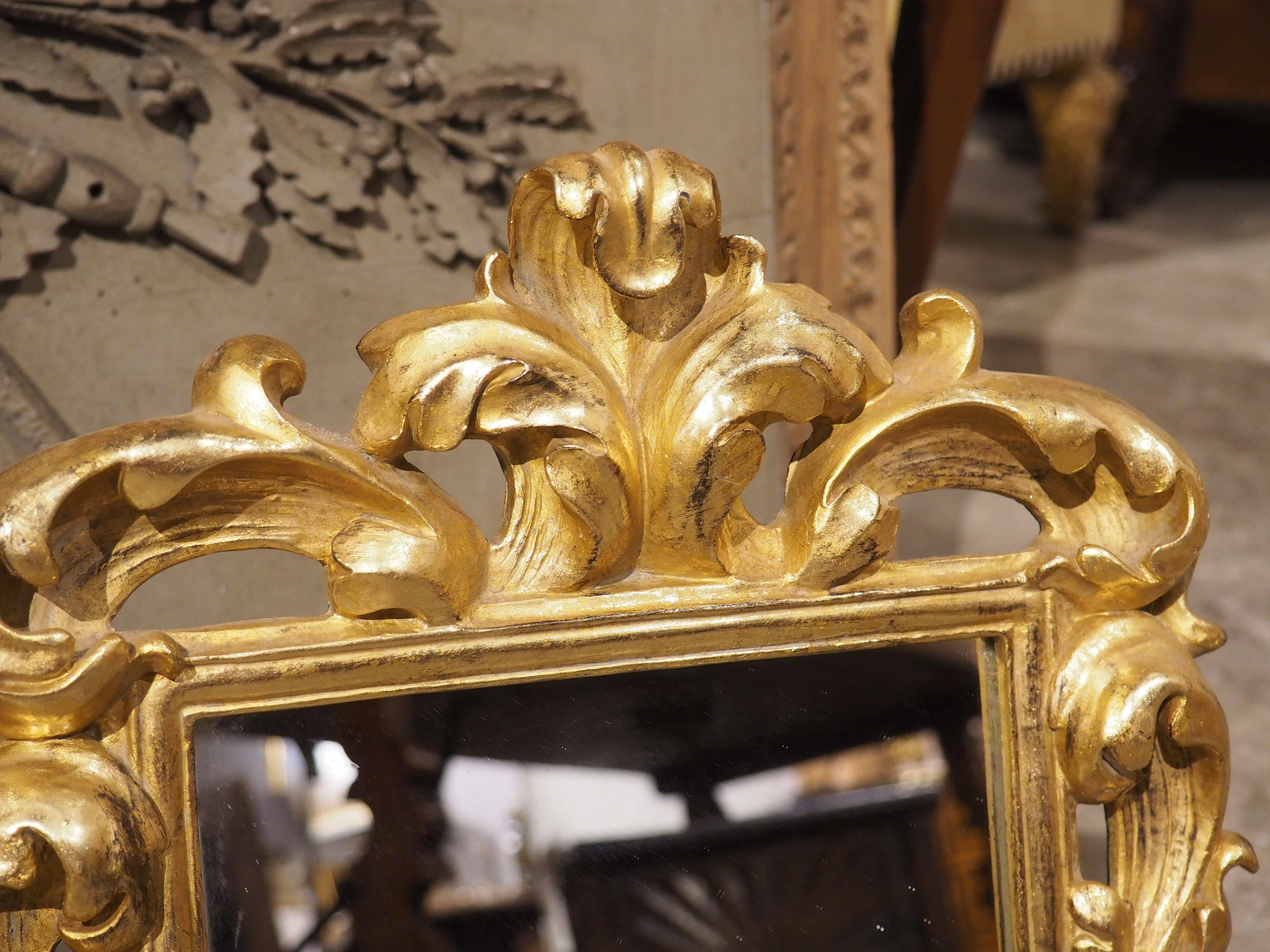 Coppia di specchi decorativi da tavolo o da parete in legno dorato italiano, XX secolo in vendita 10