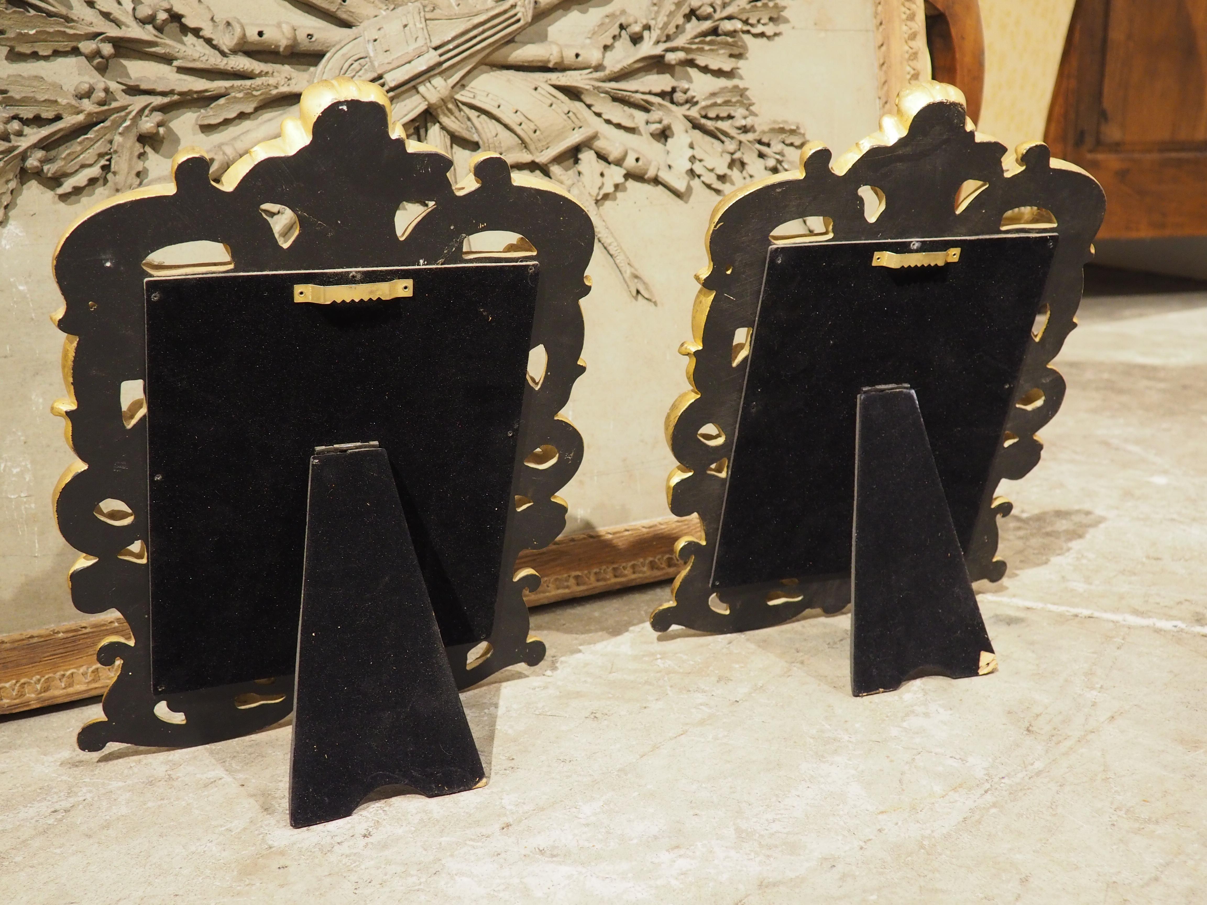 Una versatile coppia di specchi in legno dorato provenienti dall'Italia, intagliati a mano alla fine del 1900. Il verso è dotato di supporti in feltro, che consentono di utilizzare gli specchi come attraenti specchi da tavolo. Sul retro è presente