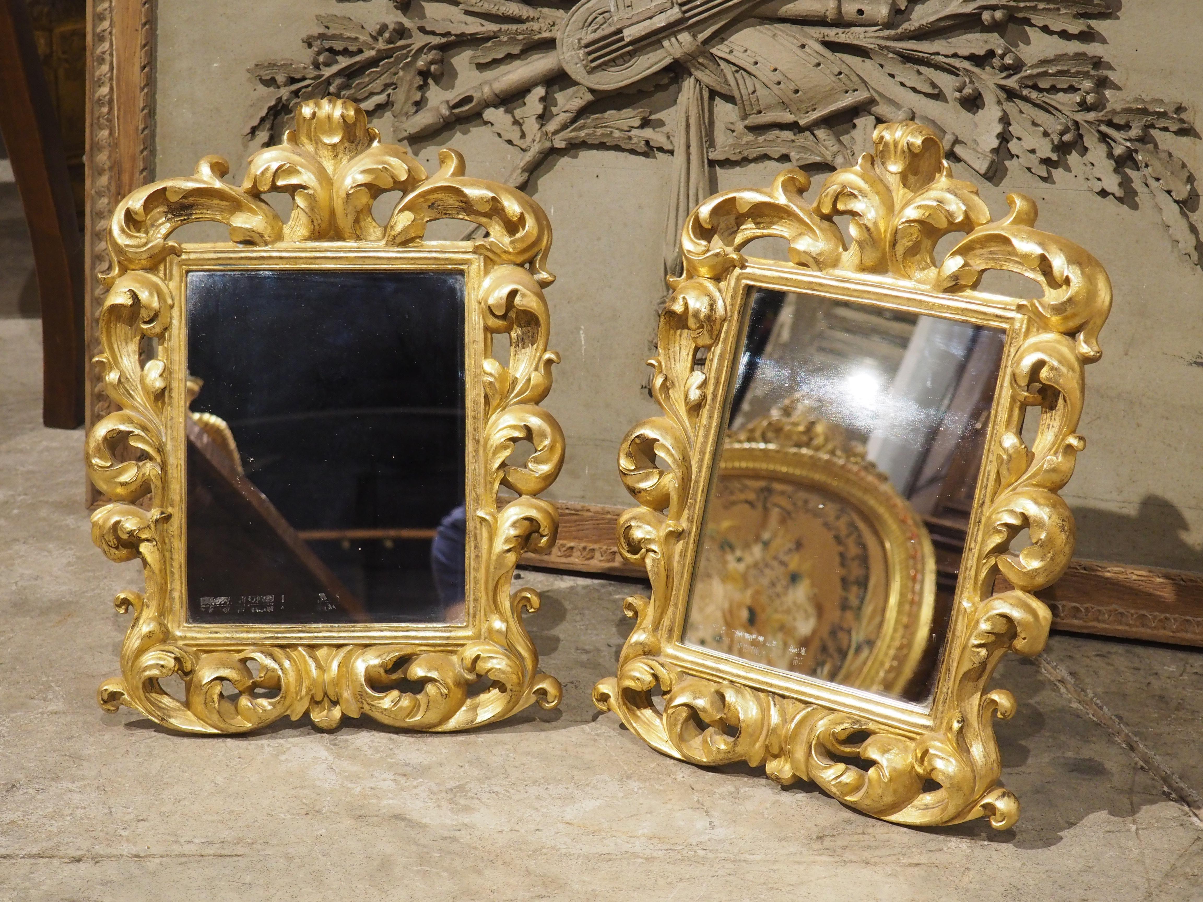Francese Coppia di specchi decorativi da tavolo o da parete in legno dorato italiano, XX secolo in vendita