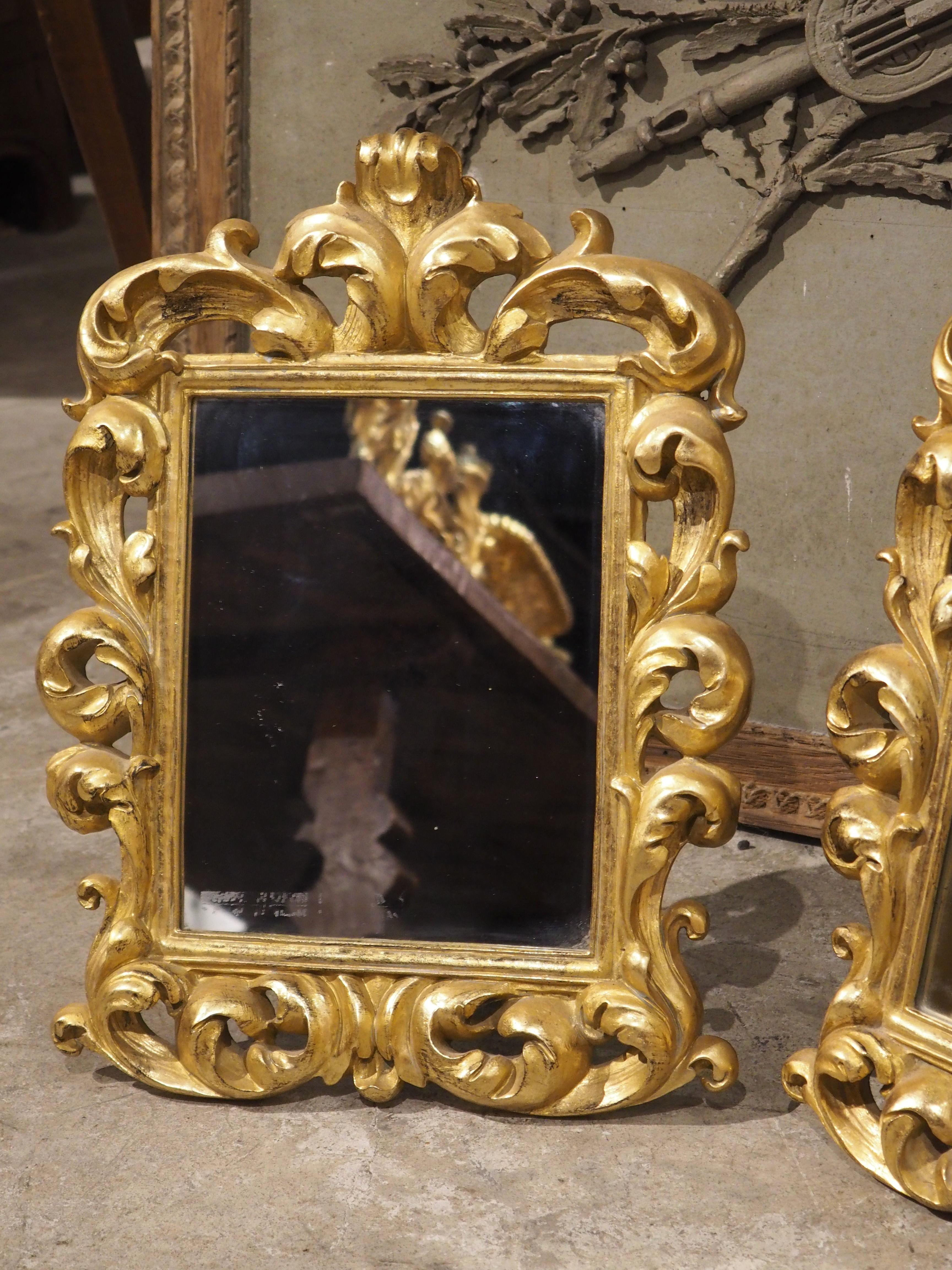 Intagliato a mano Coppia di specchi decorativi da tavolo o da parete in legno dorato italiano, XX secolo in vendita