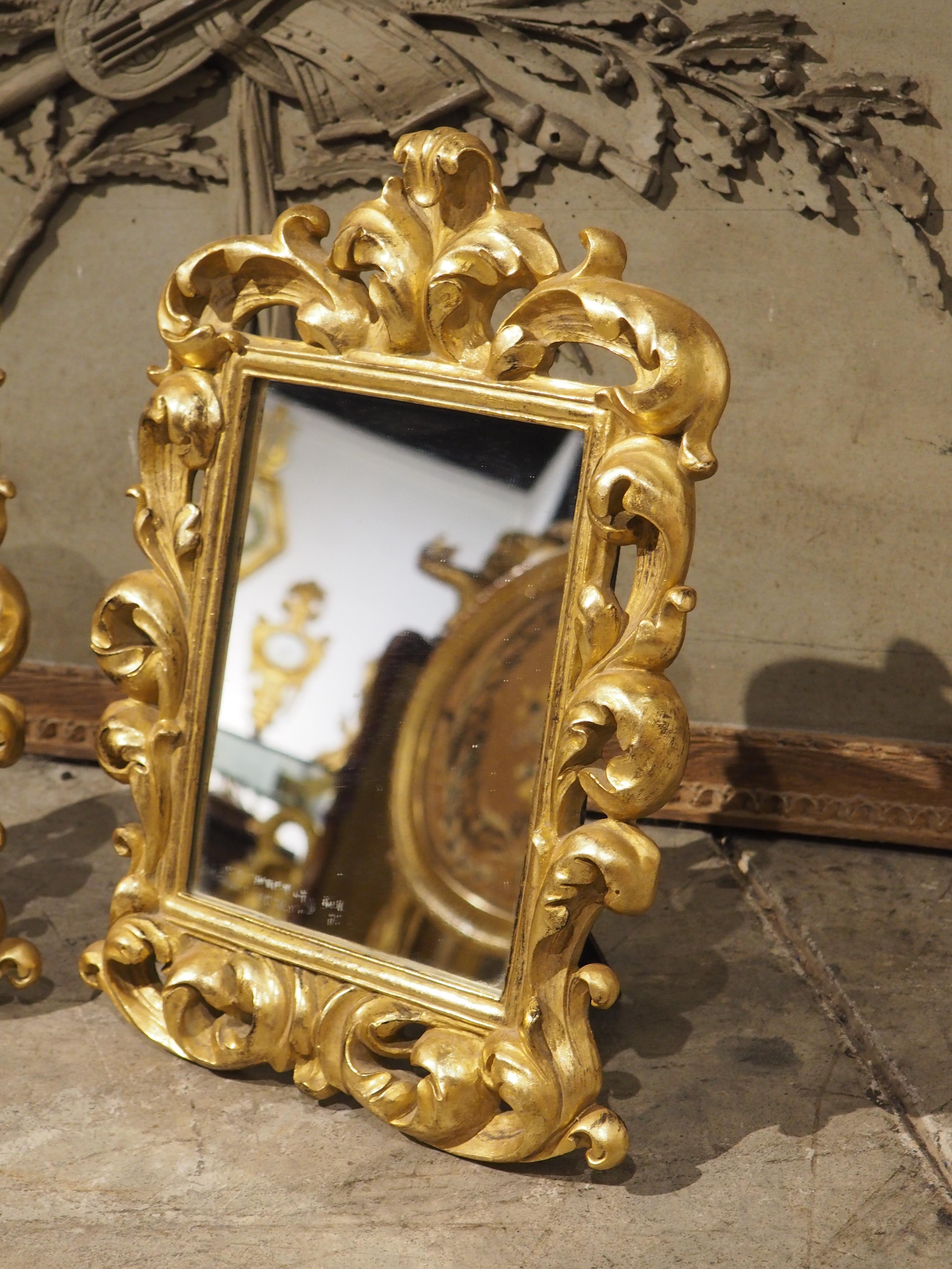 Coppia di specchi decorativi da tavolo o da parete in legno dorato italiano, XX secolo In condizioni buone in vendita a Dallas, TX