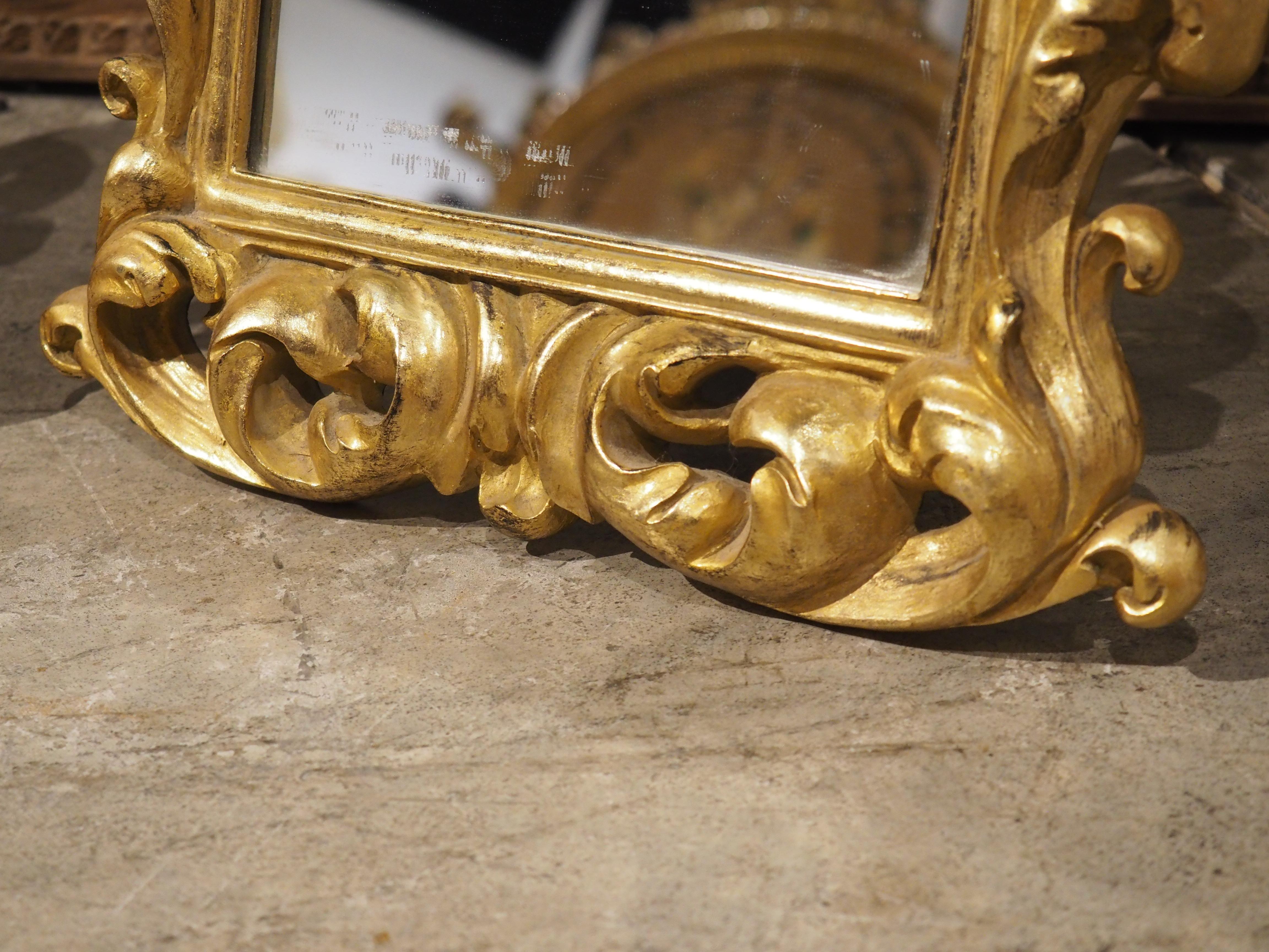 Tessile Coppia di specchi decorativi da tavolo o da parete in legno dorato italiano, XX secolo in vendita