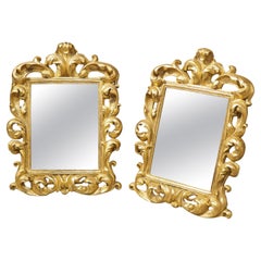 Coppia di specchi decorativi da tavolo o da parete in legno dorato italiano, XX secolo