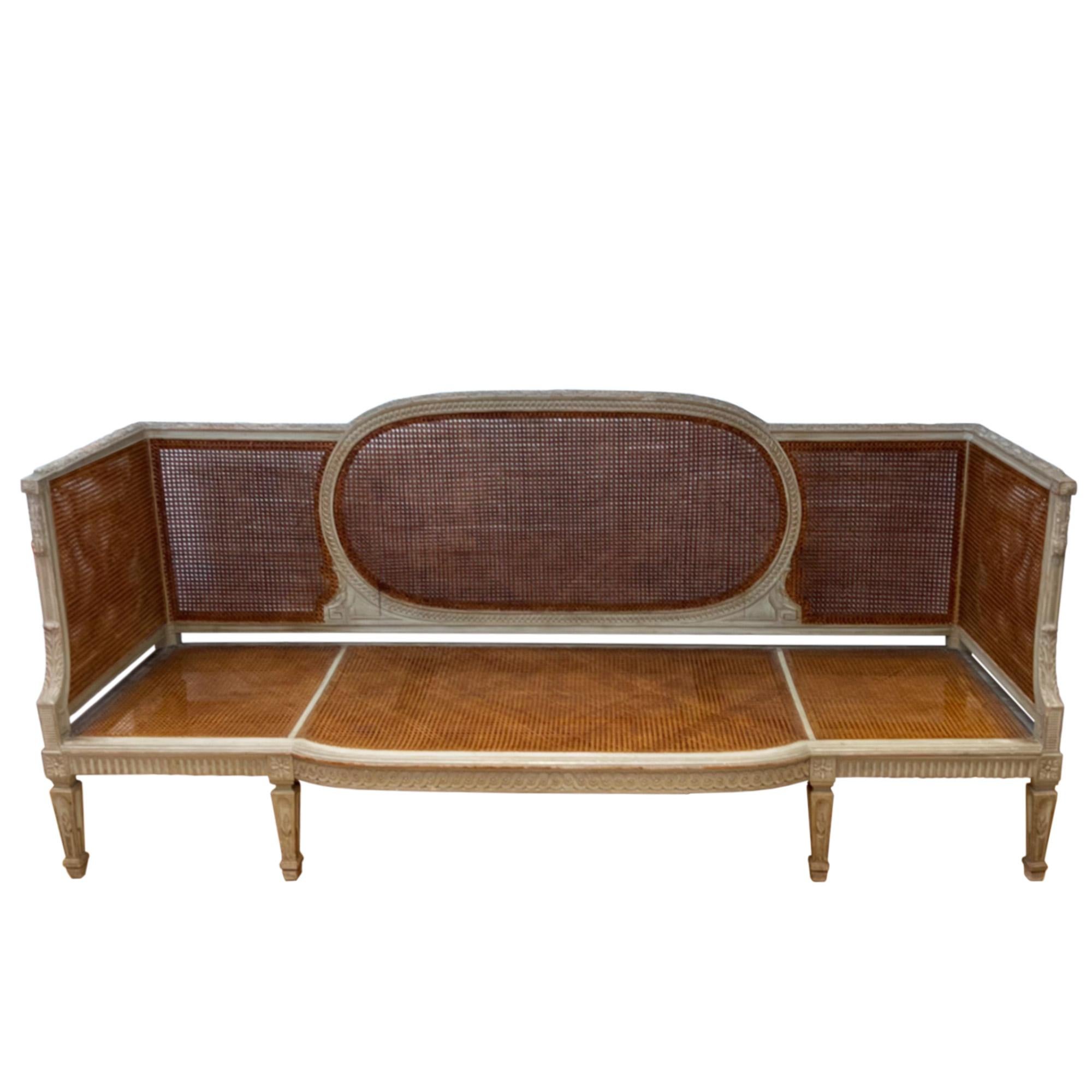 Ein fabelhaftes Paar großer Sofas im Stil von Maison Jansen aus den 1940er Jahren.

Sie sind aus handgeschnitztem Holz gefertigt und mit Rohrsitzen versehen - beide sind in einem fantastischen Zustand. Bitte schauen Sie sich alle unsere Fotos an, um