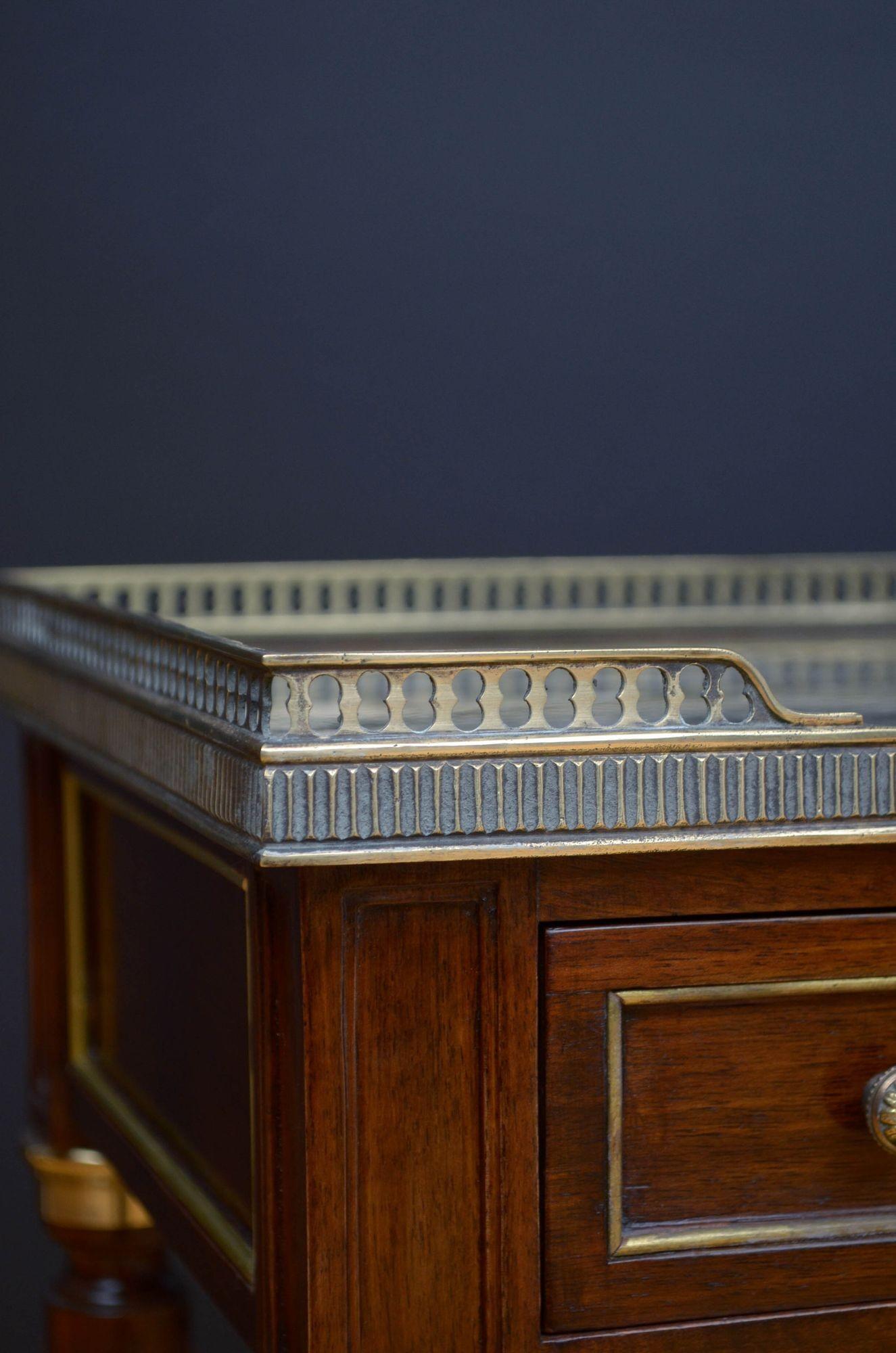 Acajou Paire de tables décoratives à plateau en marbre en vente