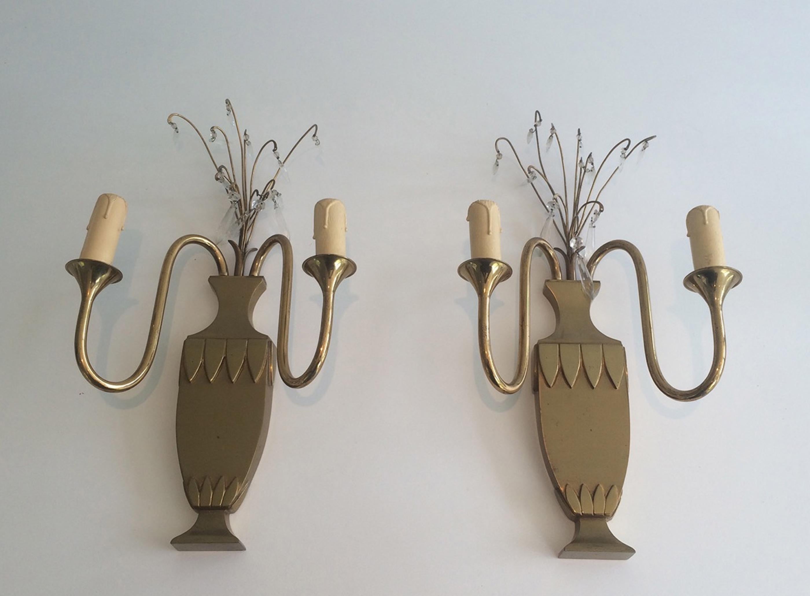 Paire d'appliques décoratives néoclassiques françaises en laiton et cristal, datant d'environ 1940 en vente 1