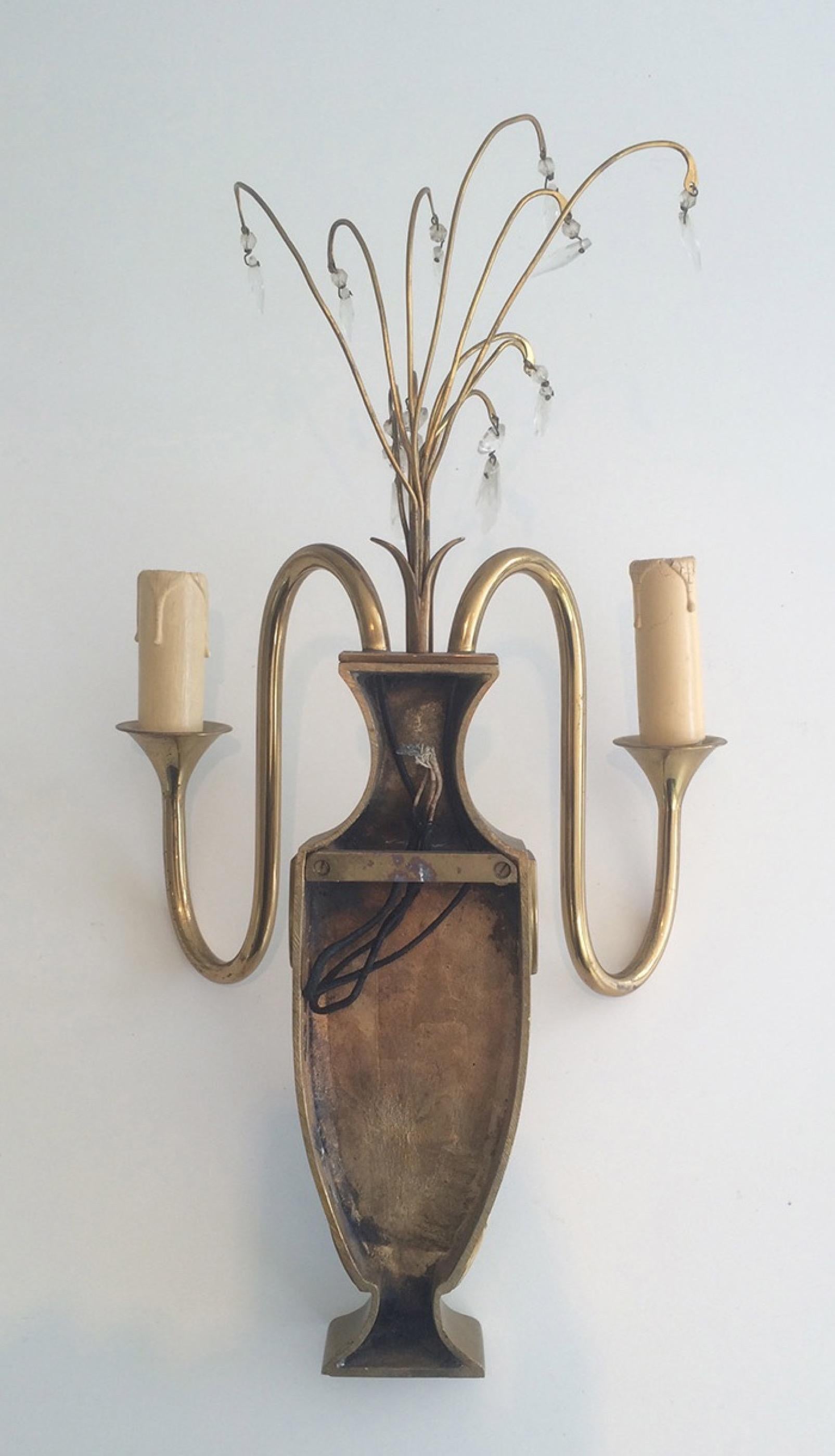 Paire d'appliques décoratives néoclassiques françaises en laiton et cristal, datant d'environ 1940 en vente 2