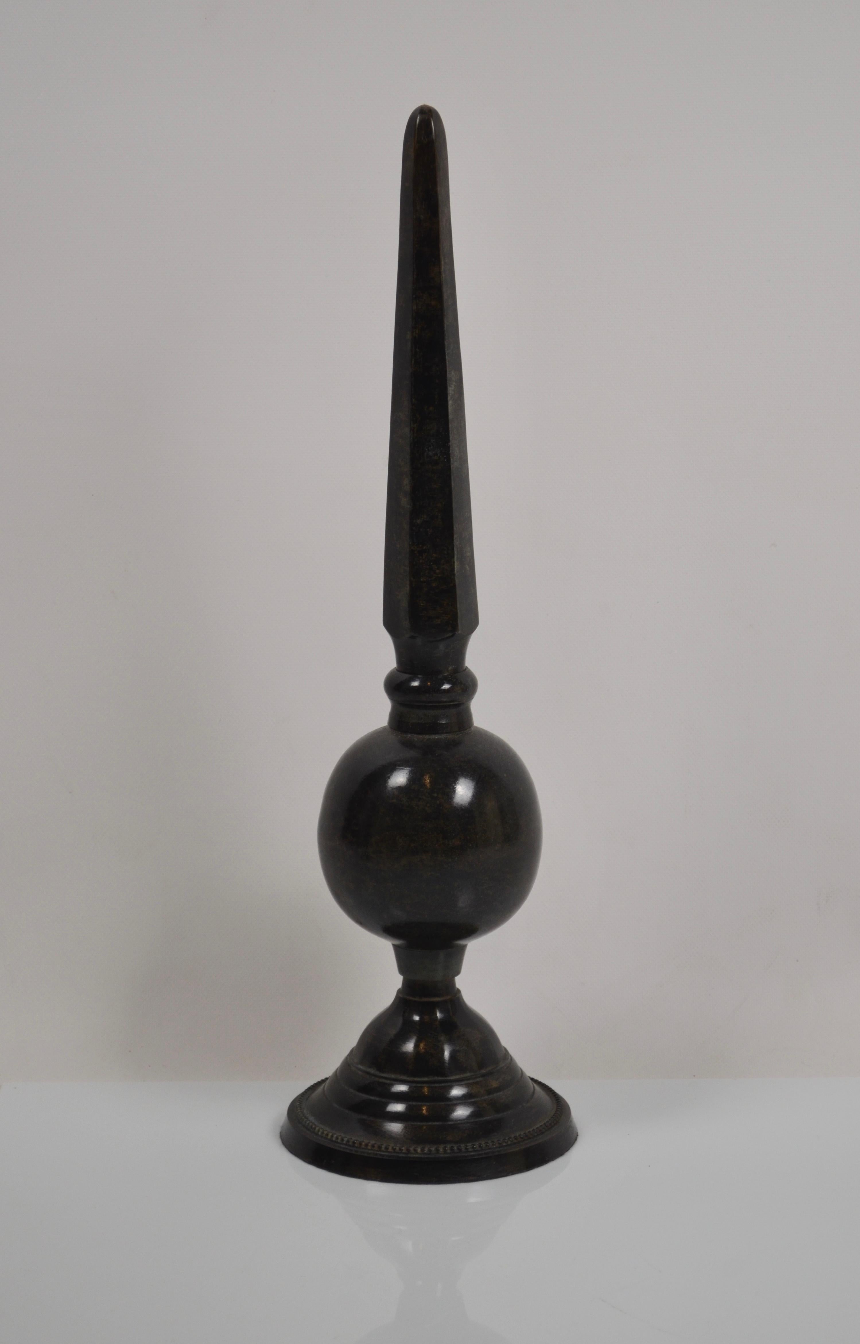 Coppia di obelischi decorativi neoclassici in metallo in vendita 3
