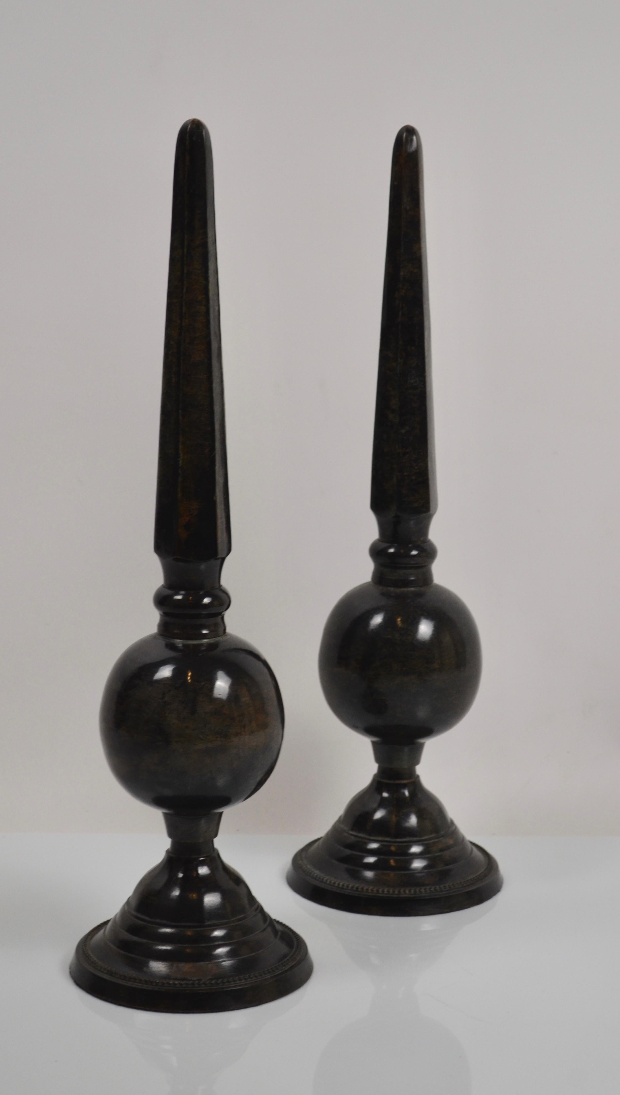 Coppia di obelischi decorativi neoclassici in metallo in vendita 5