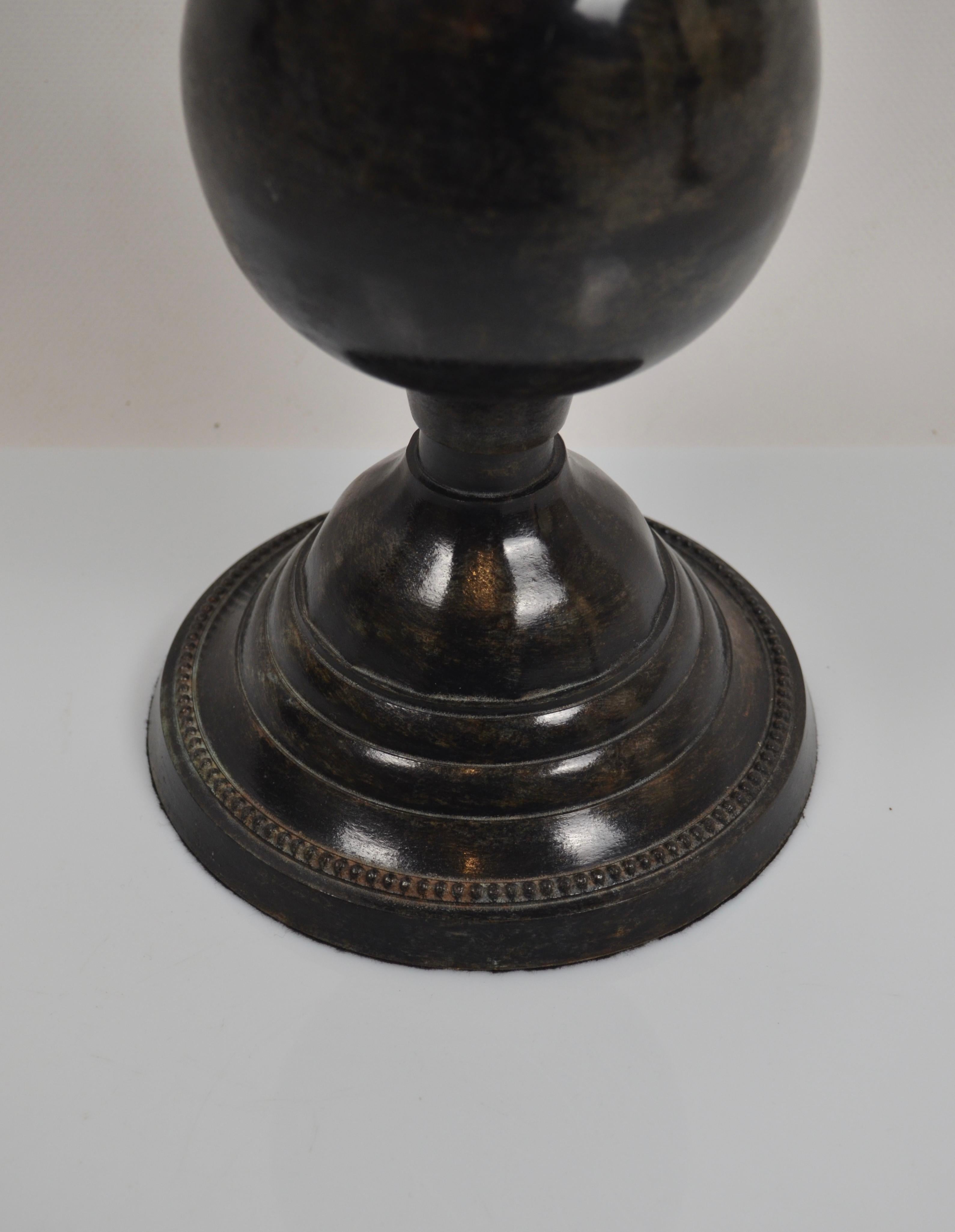 Elegante coppia di obelischi neoclassici in metallo. Questi oggetti decorativi presentano una bellissima patina originale che ne evidenzia il carattere raffinato e senza tempo.
Ogni obelisco poggia su una base circolare modellata, ornata da un