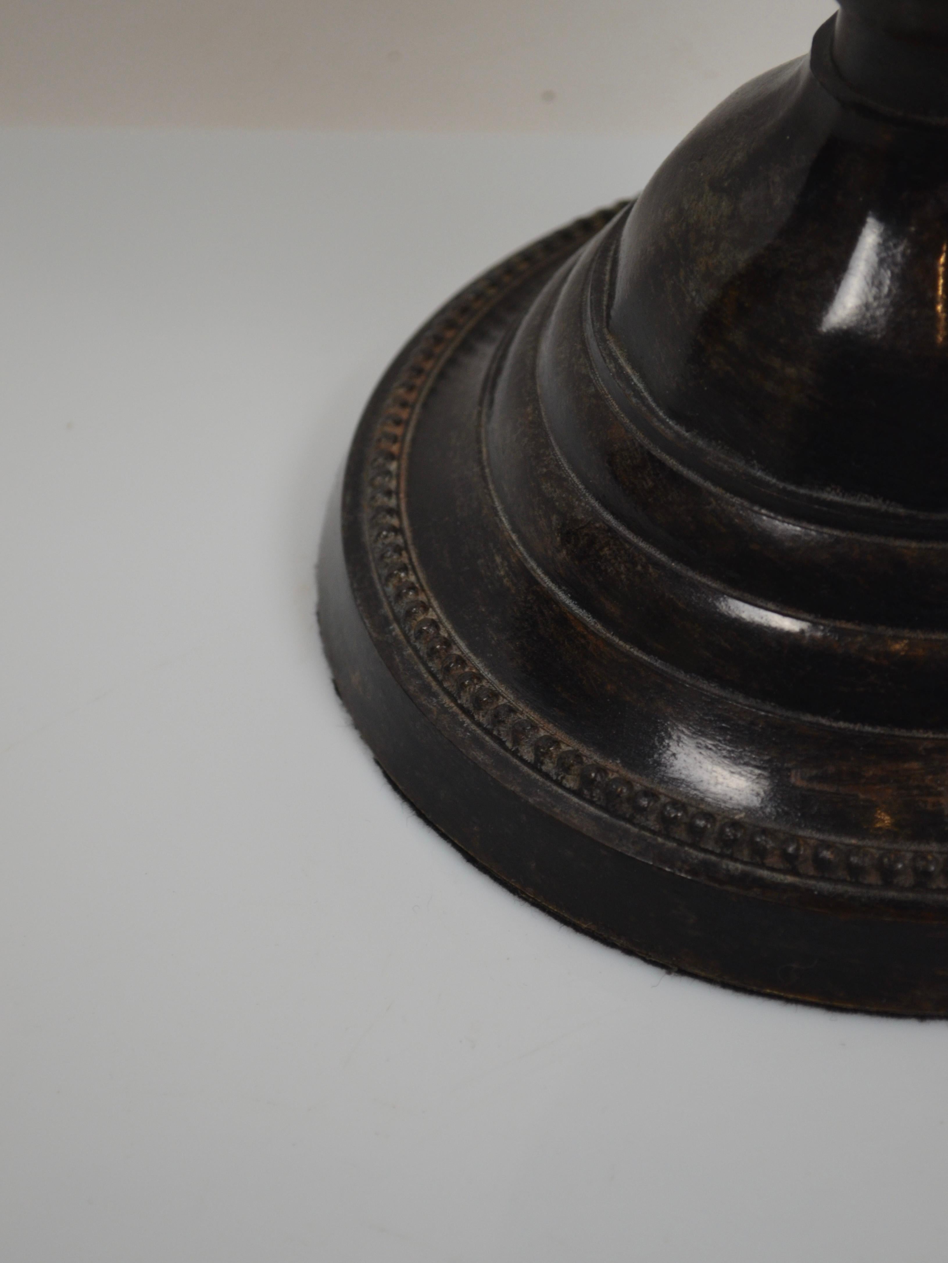 Coppia di obelischi decorativi neoclassici in metallo in vendita 1