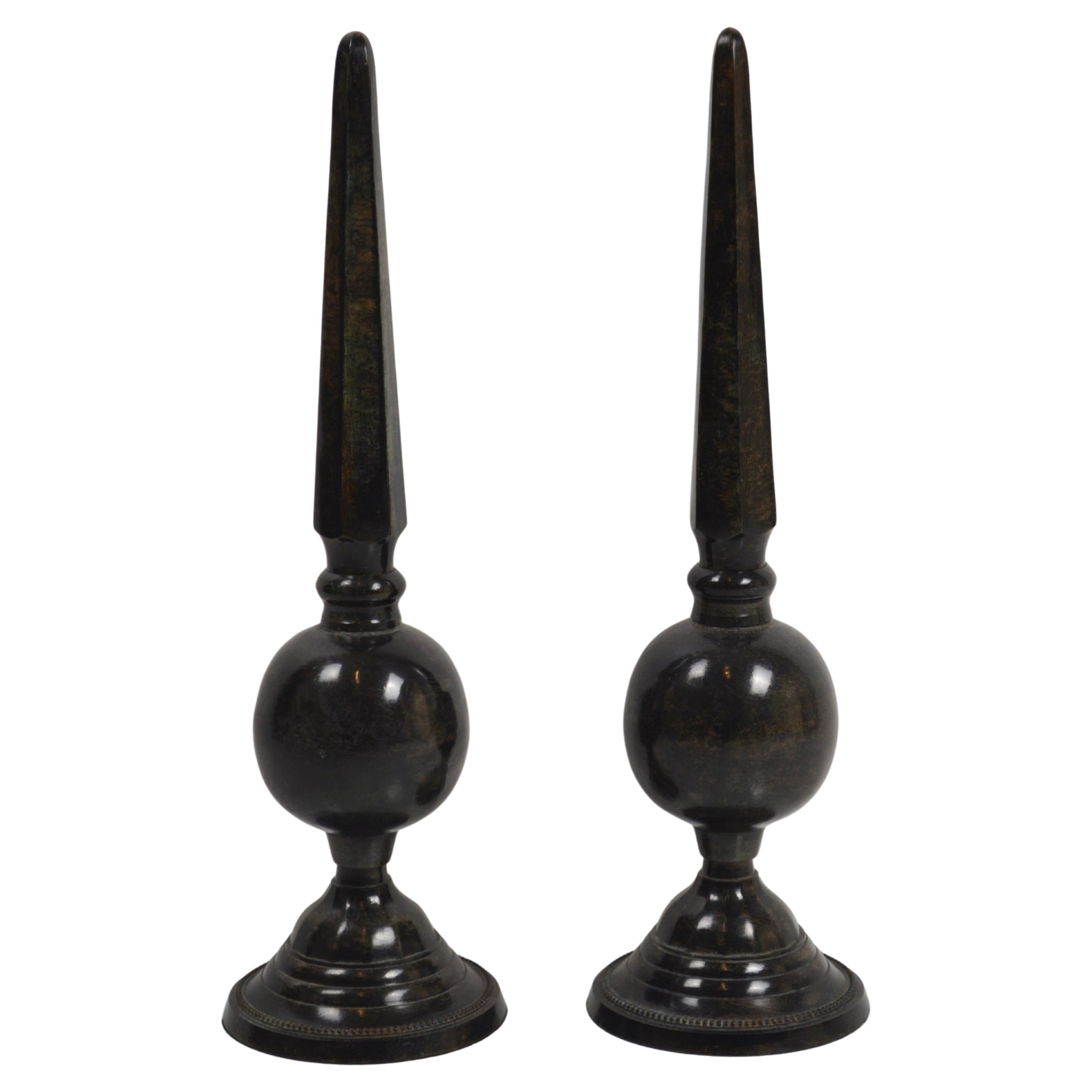 Pareja de Obeliscos Decorativos Neoclásicos de Metal