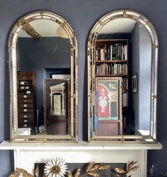 Coppia di specchi da parete decorativi a cupola in stile neoclassico