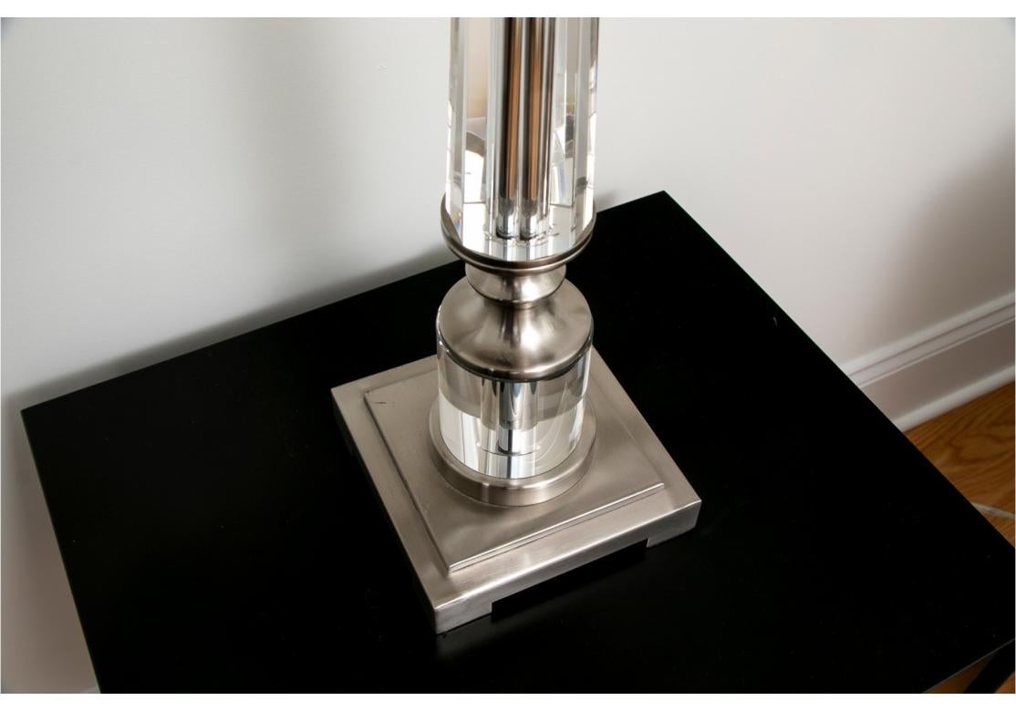 Coppia di lampade da tavolo con vetro sfaccettato e standard circolare, base e cialda in metallo spazzolato, terminale in vetro sfaccettato e paralume in tessuto foderato con etichetta Dale Tiffany.

Dimensioni: base 6