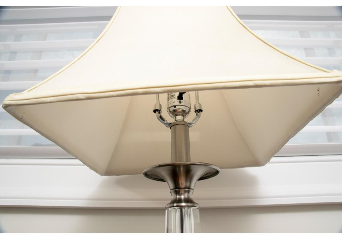 Cinese Coppia di decorazioni in stile Neoclassico  Lampade di vetro con paralumi in vendita