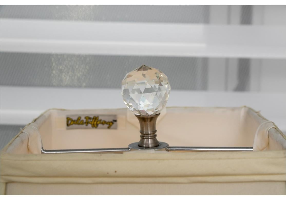 Coppia di decorazioni in stile Neoclassico  Lampade di vetro con paralumi In condizioni discrete in vendita a Bridgeport, CT