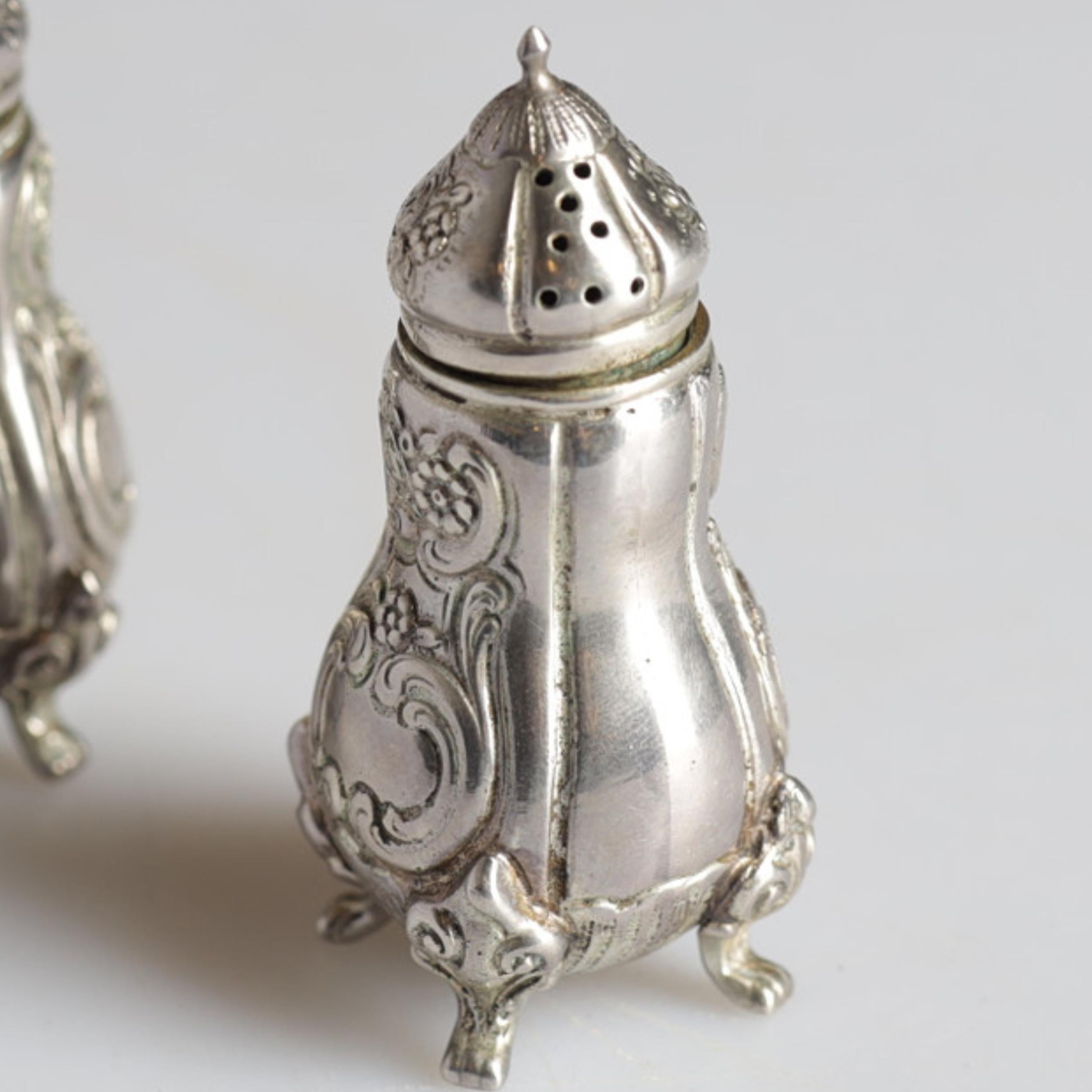 Sculpté Paire de salière et poivrière décorative en argent ancien de style rococo en vente
