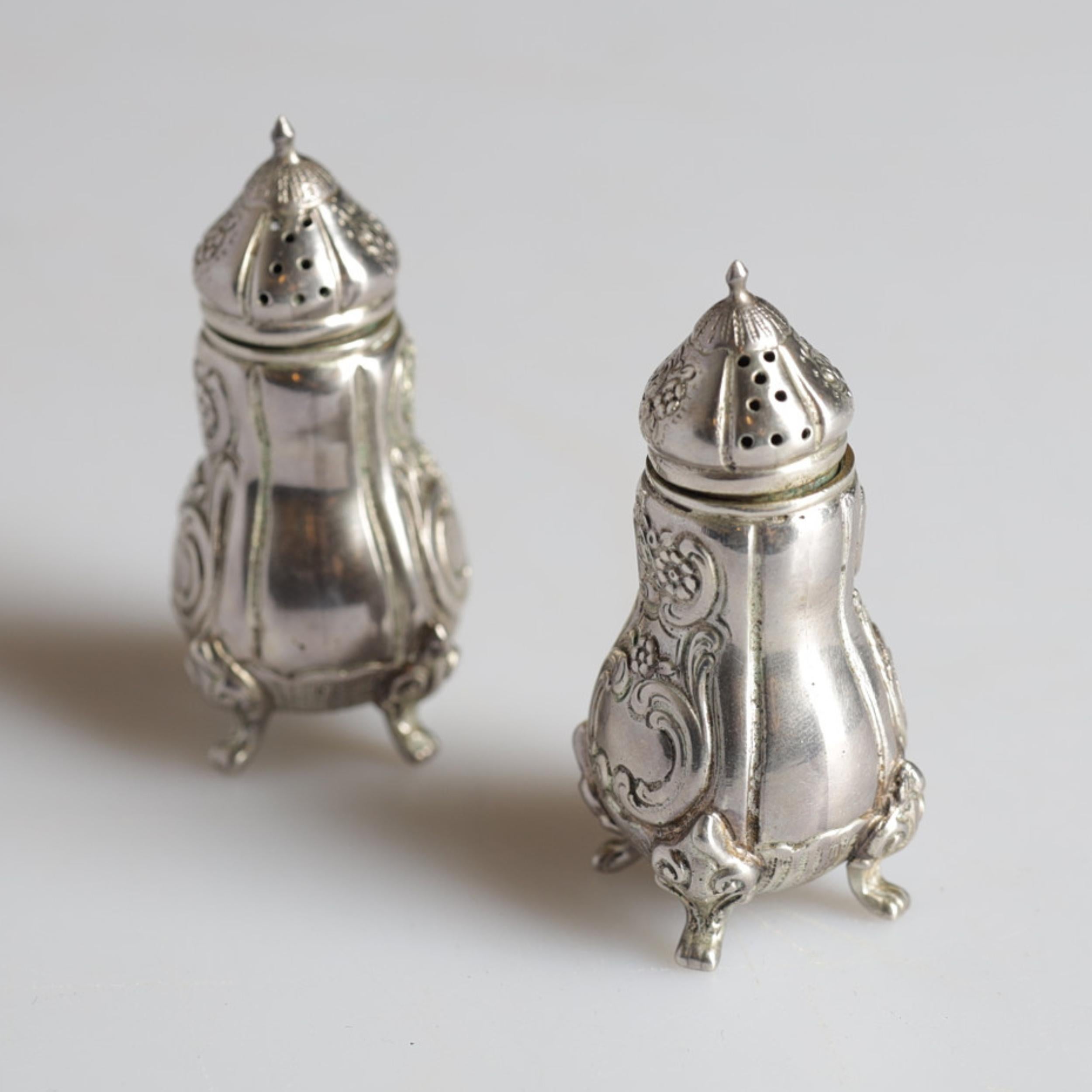 Paire de salière et poivrière décorative en argent ancien de style rococo Excellent état - En vente à Wembley, GB