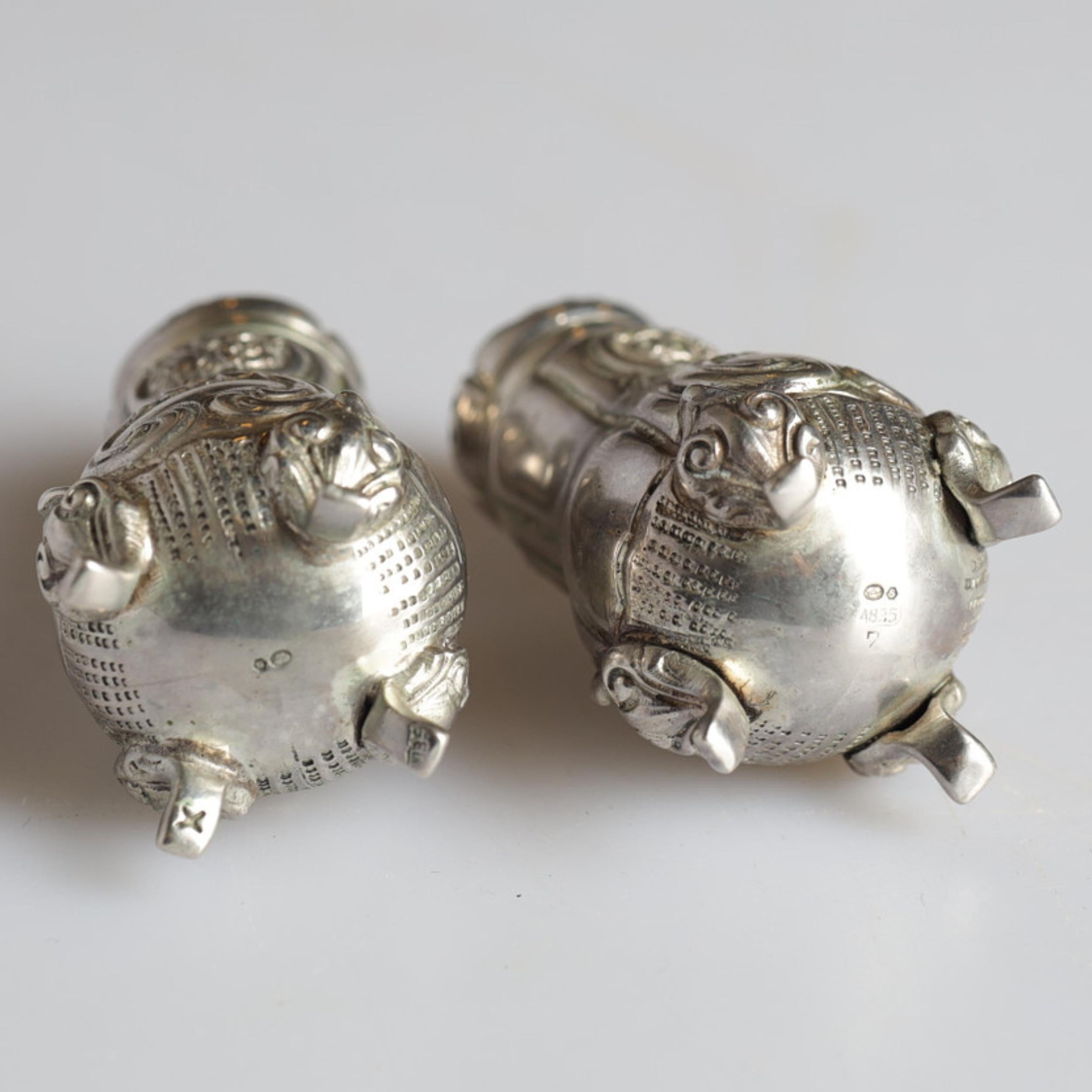 XIXe siècle Paire de salière et poivrière décorative en argent ancien de style rococo en vente