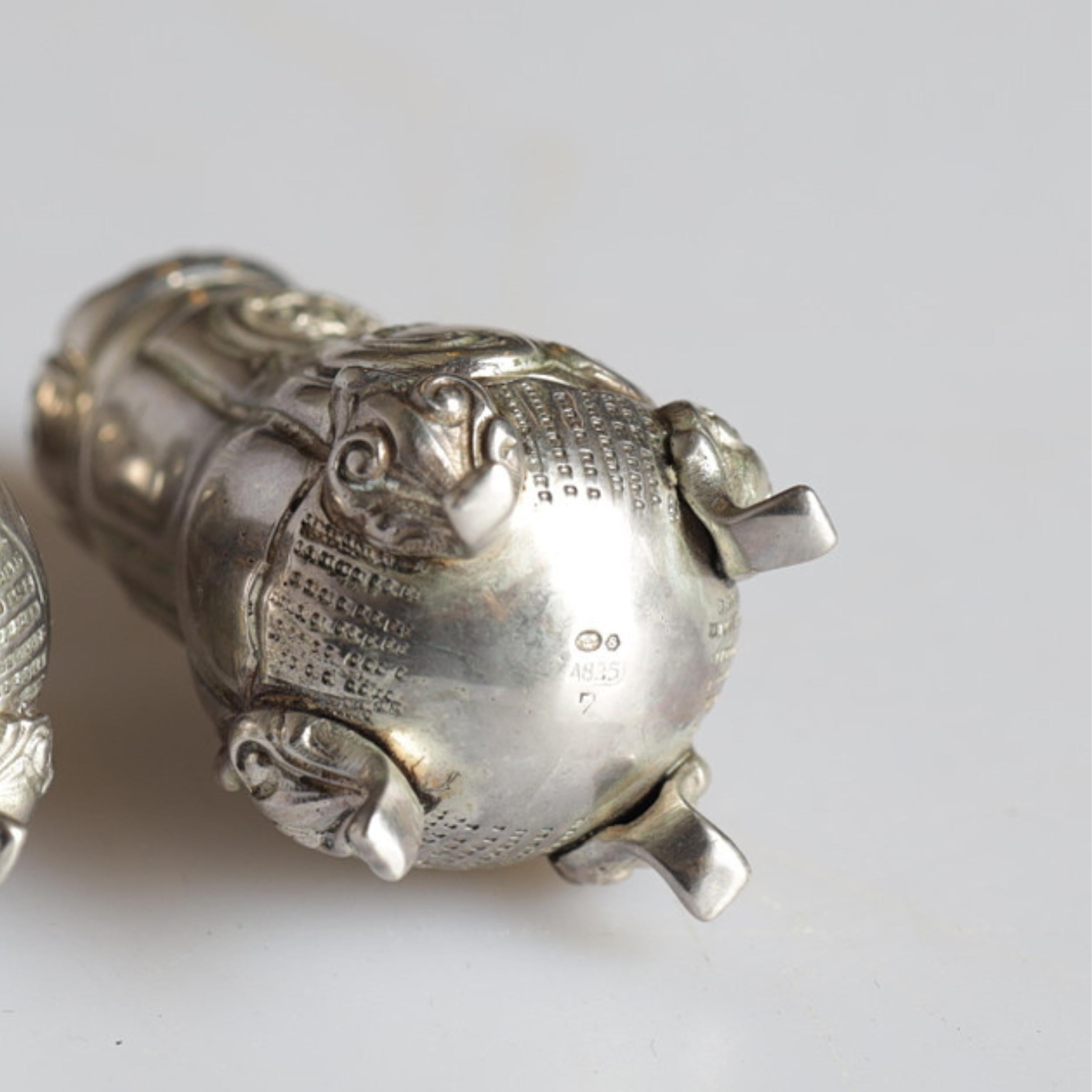 Plaqué or Paire de salière et poivrière décorative en argent ancien de style rococo en vente