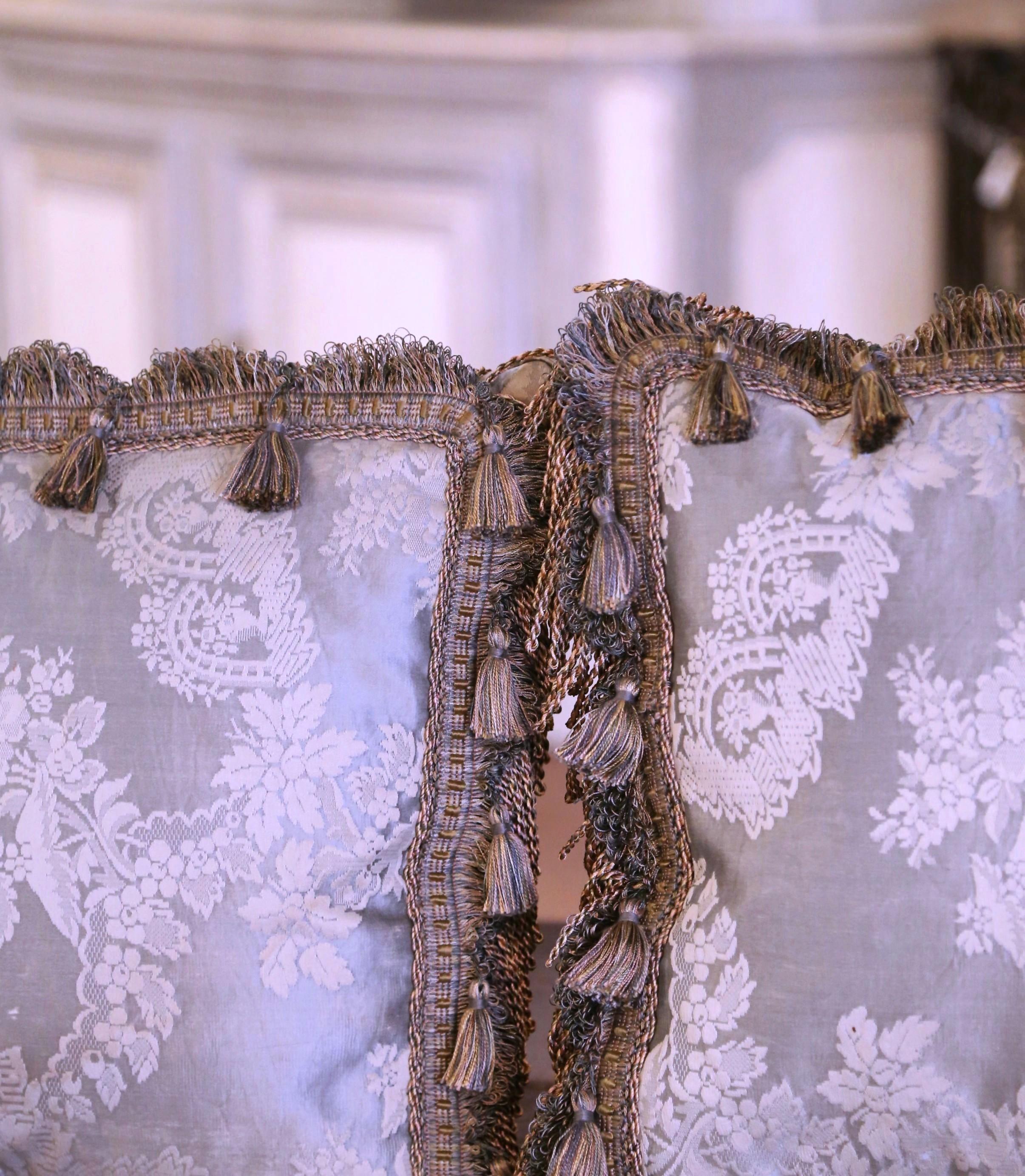 Français Paire de coussins décoratifs en tissu de soie brodé français ancien en vente