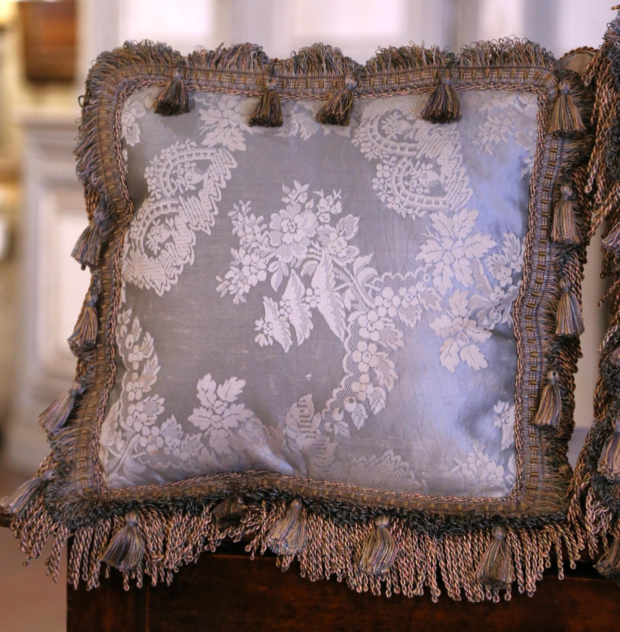 Fait main Paire de coussins décoratifs en tissu de soie brodé français ancien en vente