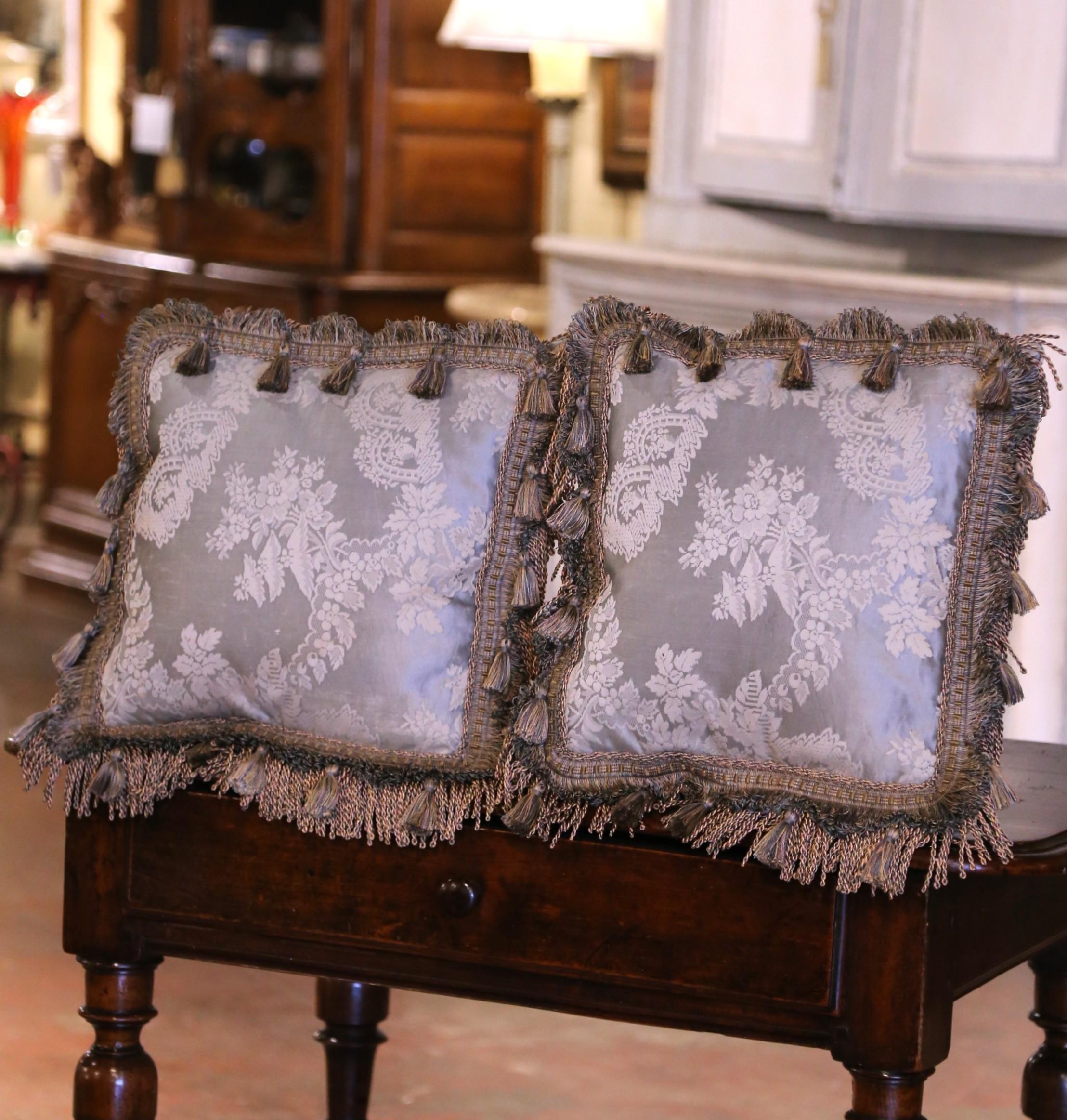 Paire de coussins décoratifs en tissu de soie brodé français ancien Bon état - En vente à Dallas, TX