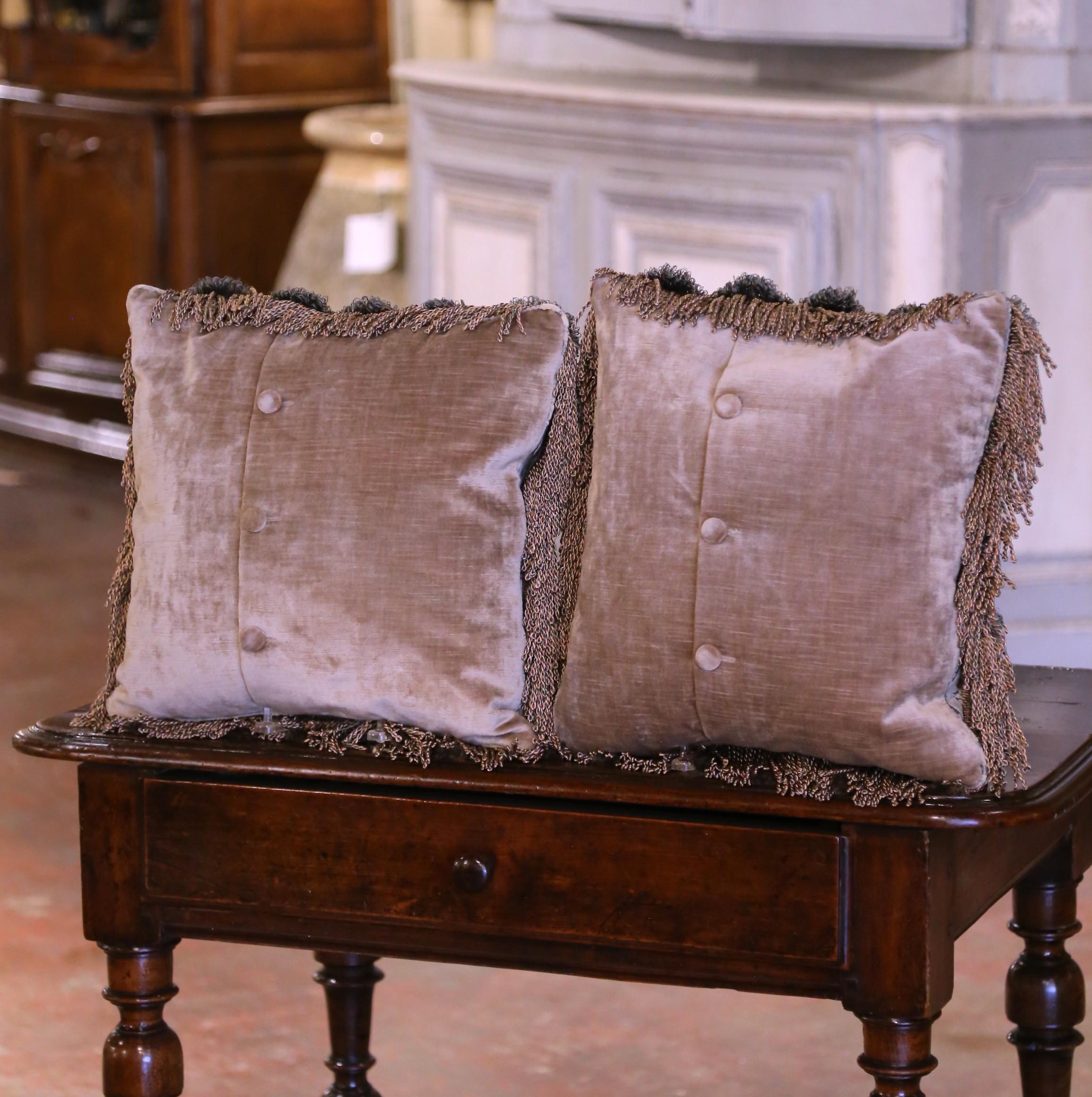 20ième siècle Paire de coussins décoratifs en tissu de soie brodé français ancien en vente