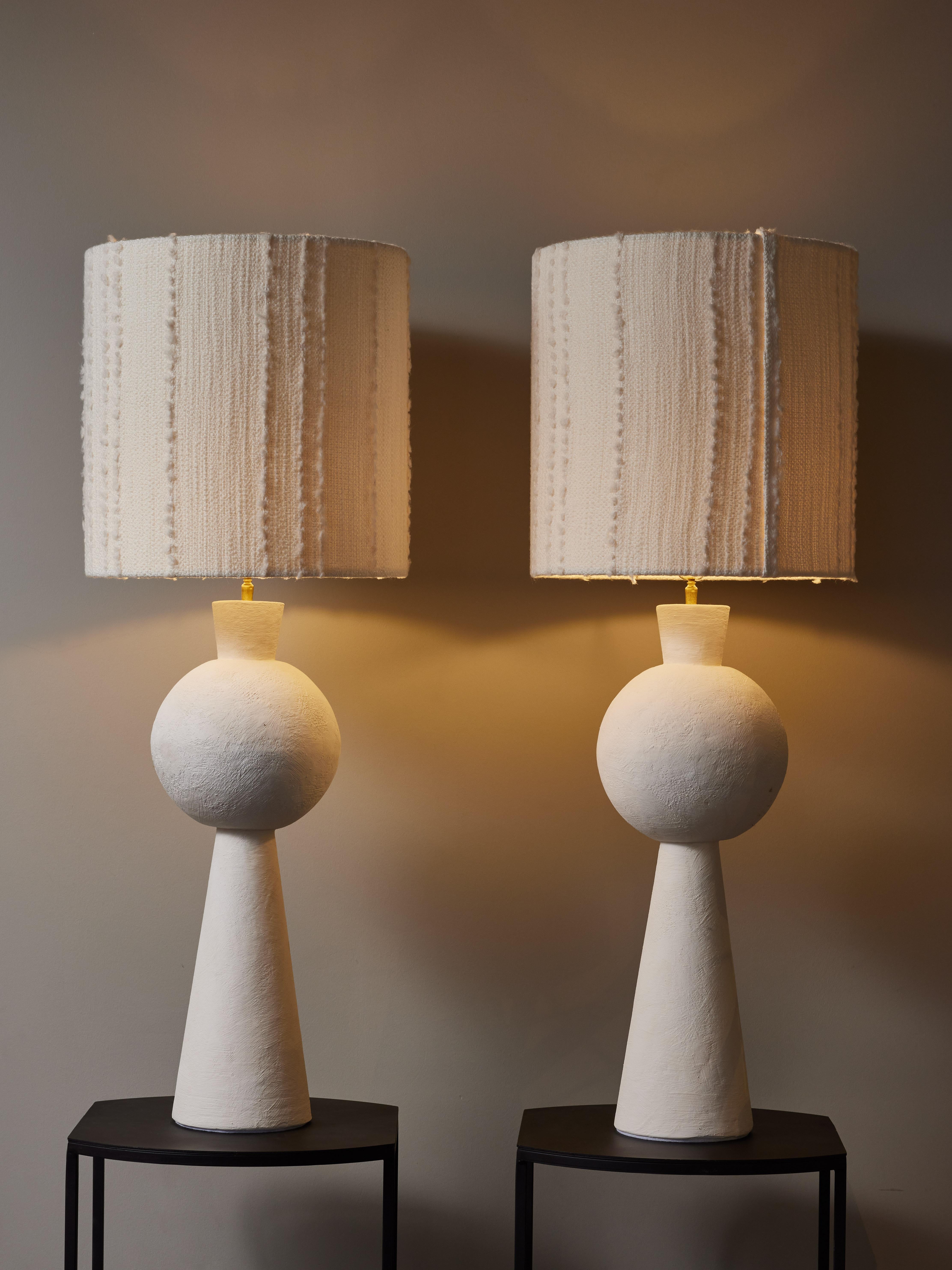 Paar dekorative Tischlampen aus Gips (Moderne) im Angebot