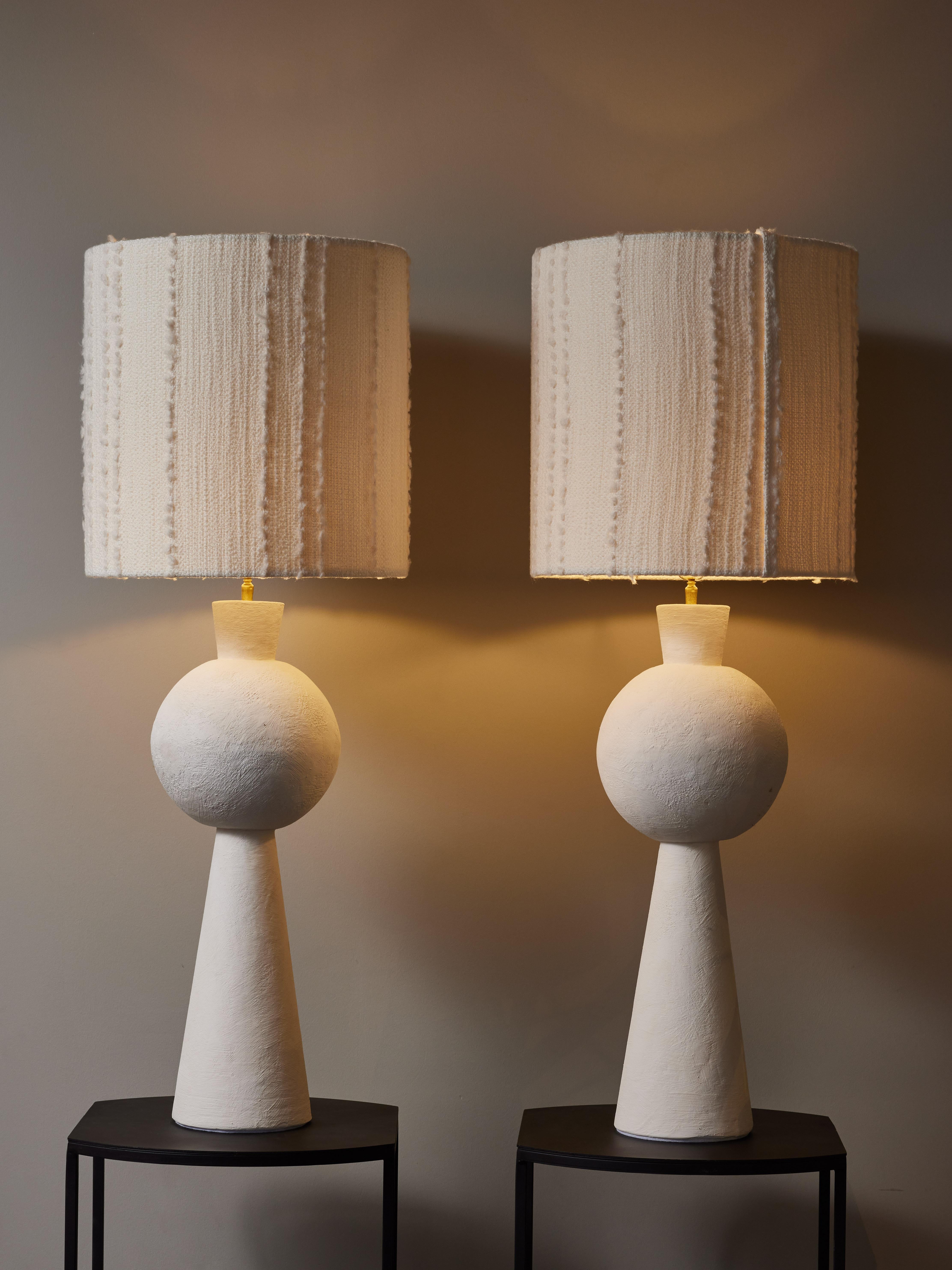 Moderne Paire de lampes de table décoratives en plâtre en vente