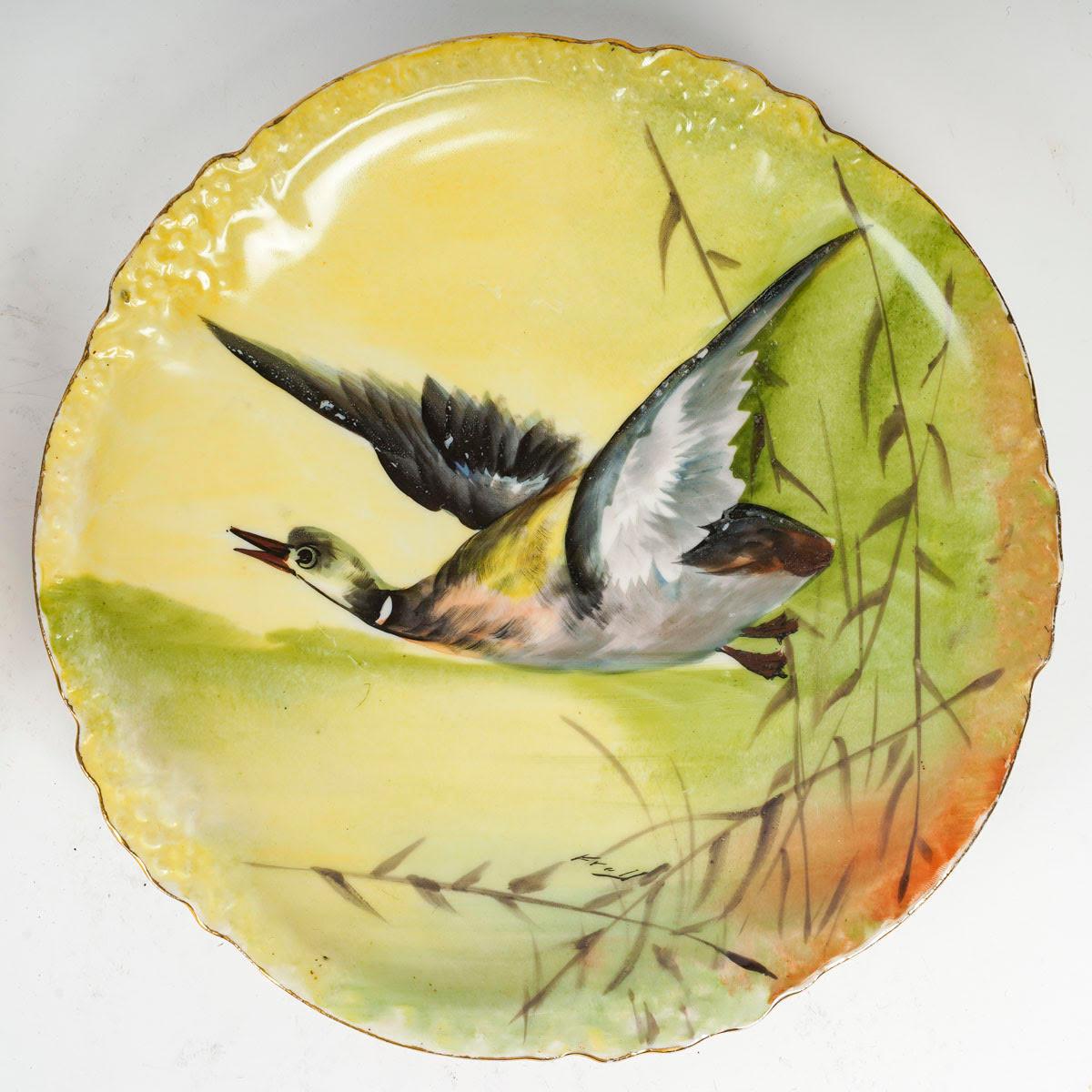 Pair of decorative plates in Limoges porcelain, 19th century, Napoleon III period.

A pair of Limoges porcelain decorative plates with ducks in flight, signed, 19th century, Napoleon III period.
D: 24,5cm, h: 3cm