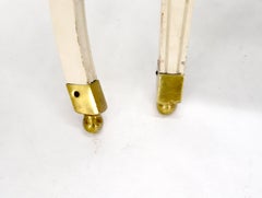 Coppia di poltrone decorative in stile Regency su piedi a sfera in ottone