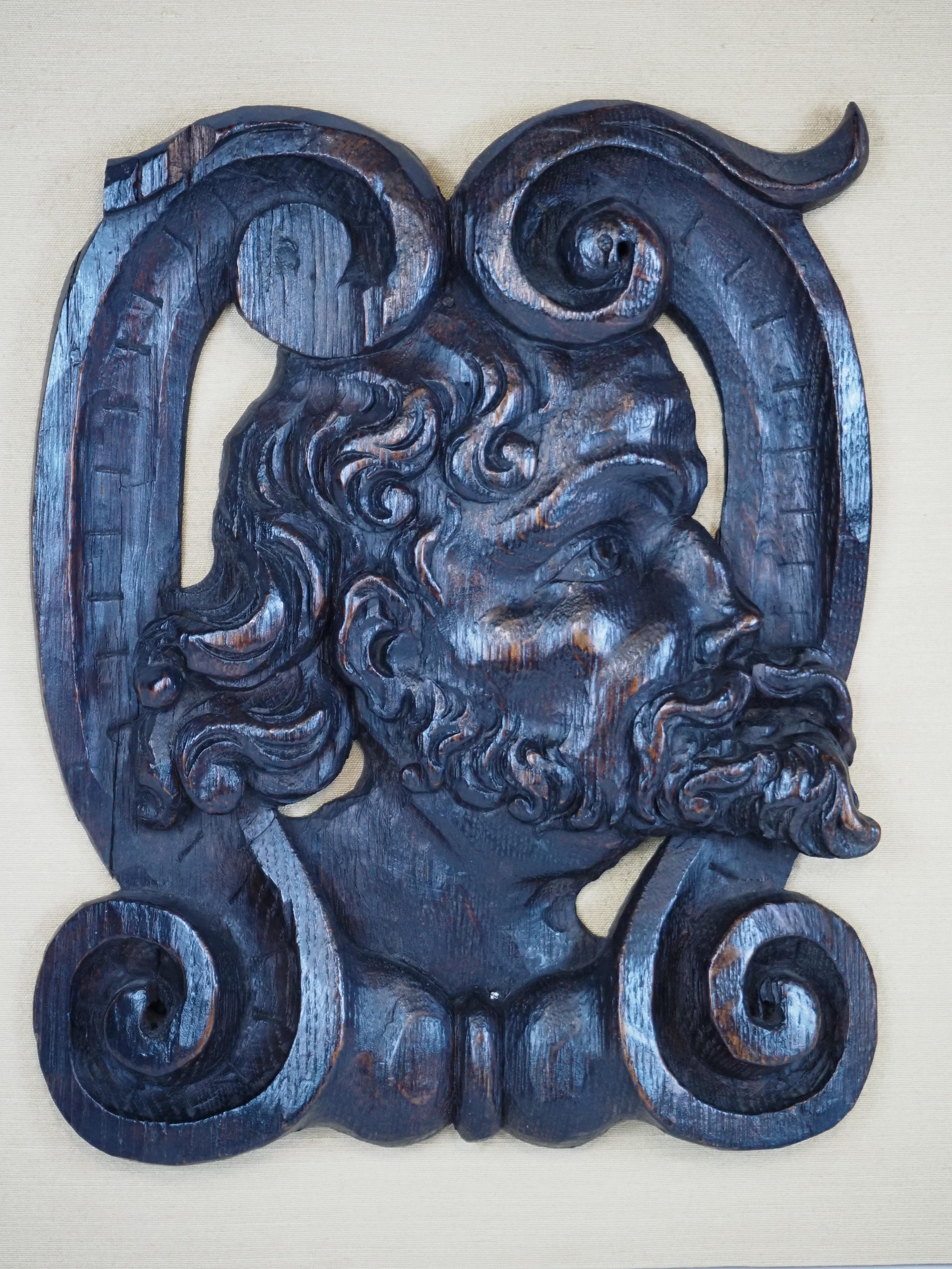 Pair of decorative Renaissance oak wooden reliefs depicting two man with curly hair and a moustache.
The reliefs were probably part of a piece of furniture or architectural element.

Europe, late 16th century.

Dimensions frame: 28 x 25
