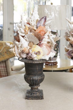 Uno dei due composizioni decorative a forma di topiaria con conchiglie