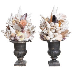 Uno dei due composizioni decorative a forma di topiaria con conchiglie