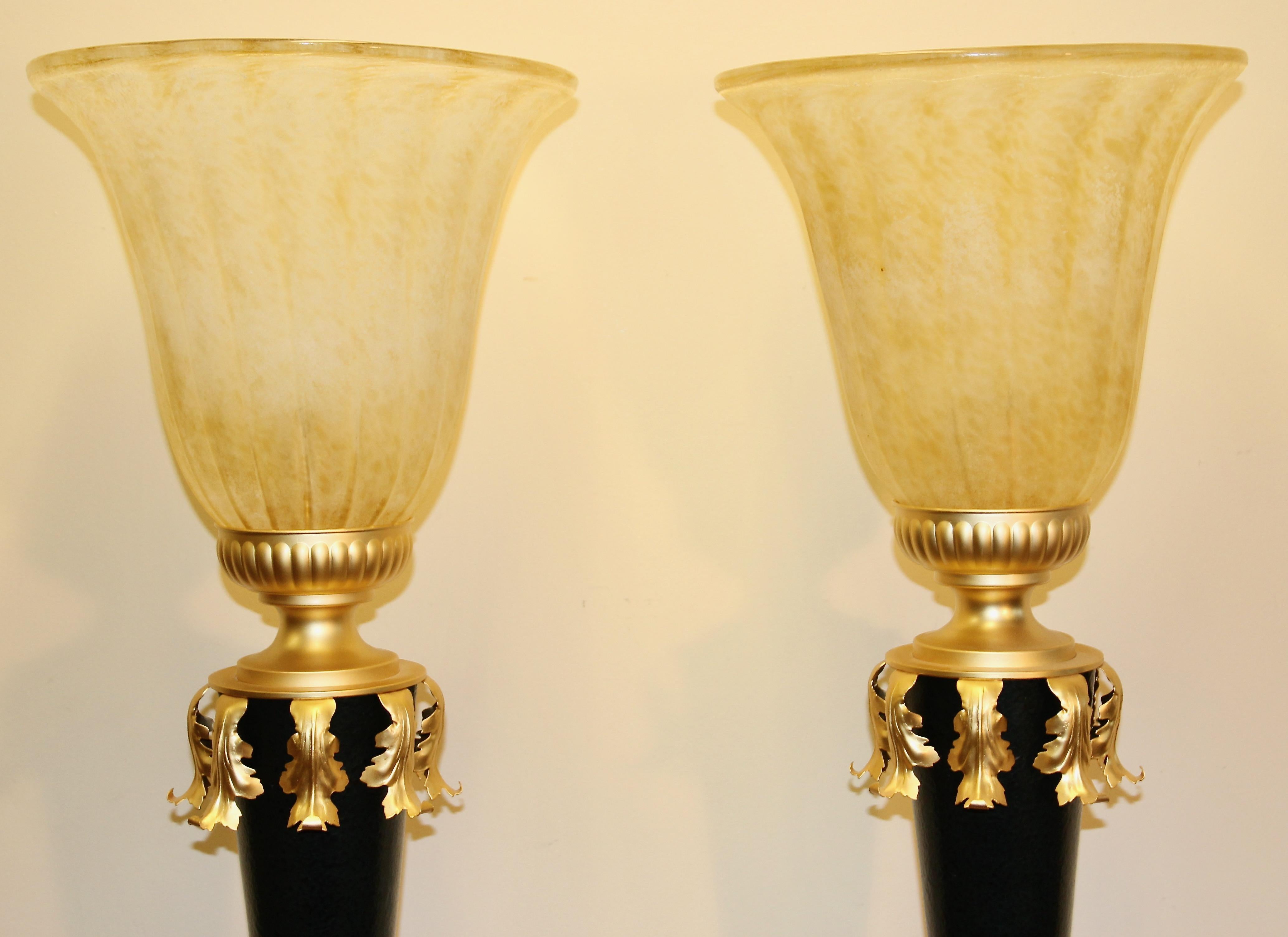 Lampes de table très décoratives, lourdes et de haute qualité.

Signes d'usure minimes.
Diamètre du bol en verre 34 cm (13,38 pouces).
