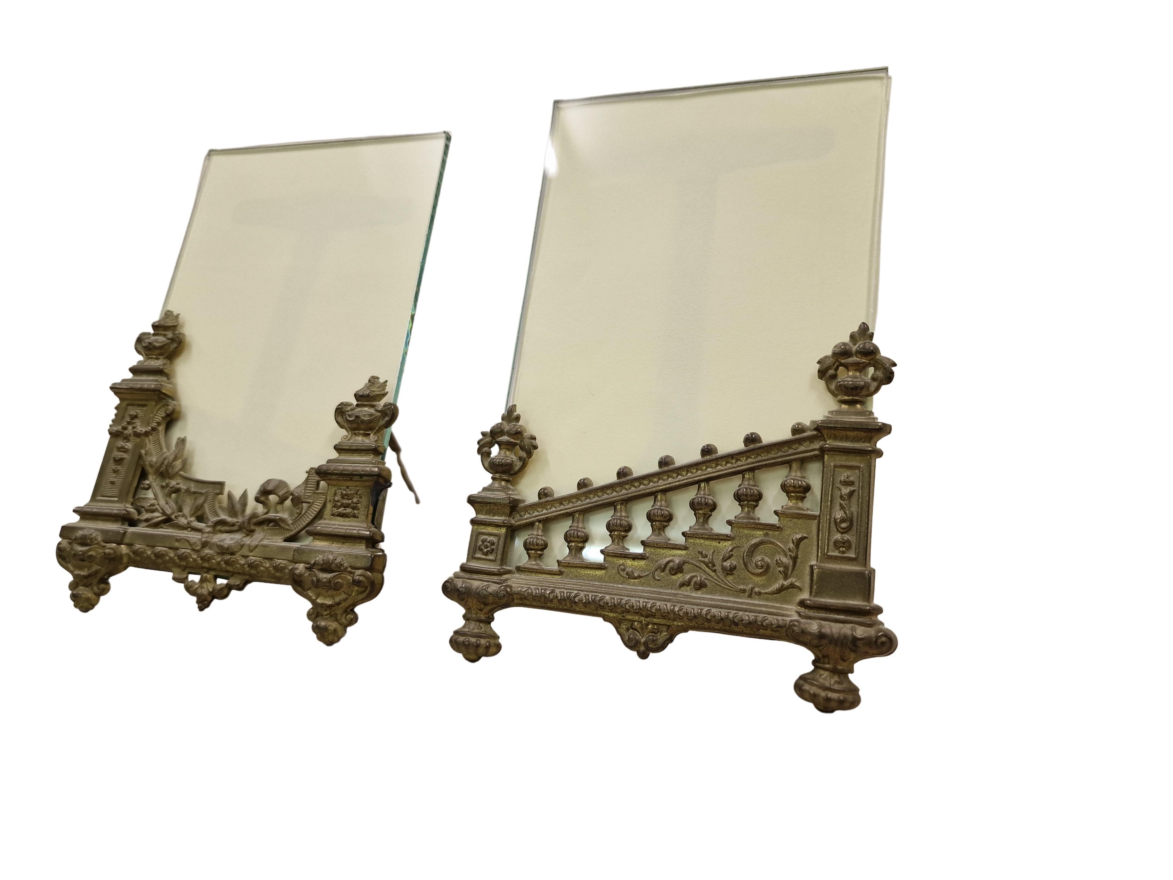 Wonderful pair of rare stand/table frames, made circa 1890. 
The construction is made of brass, into which a glass plate has been inserted, in between is place for the image you have chosen.

The construction of the frames is beautiful - there