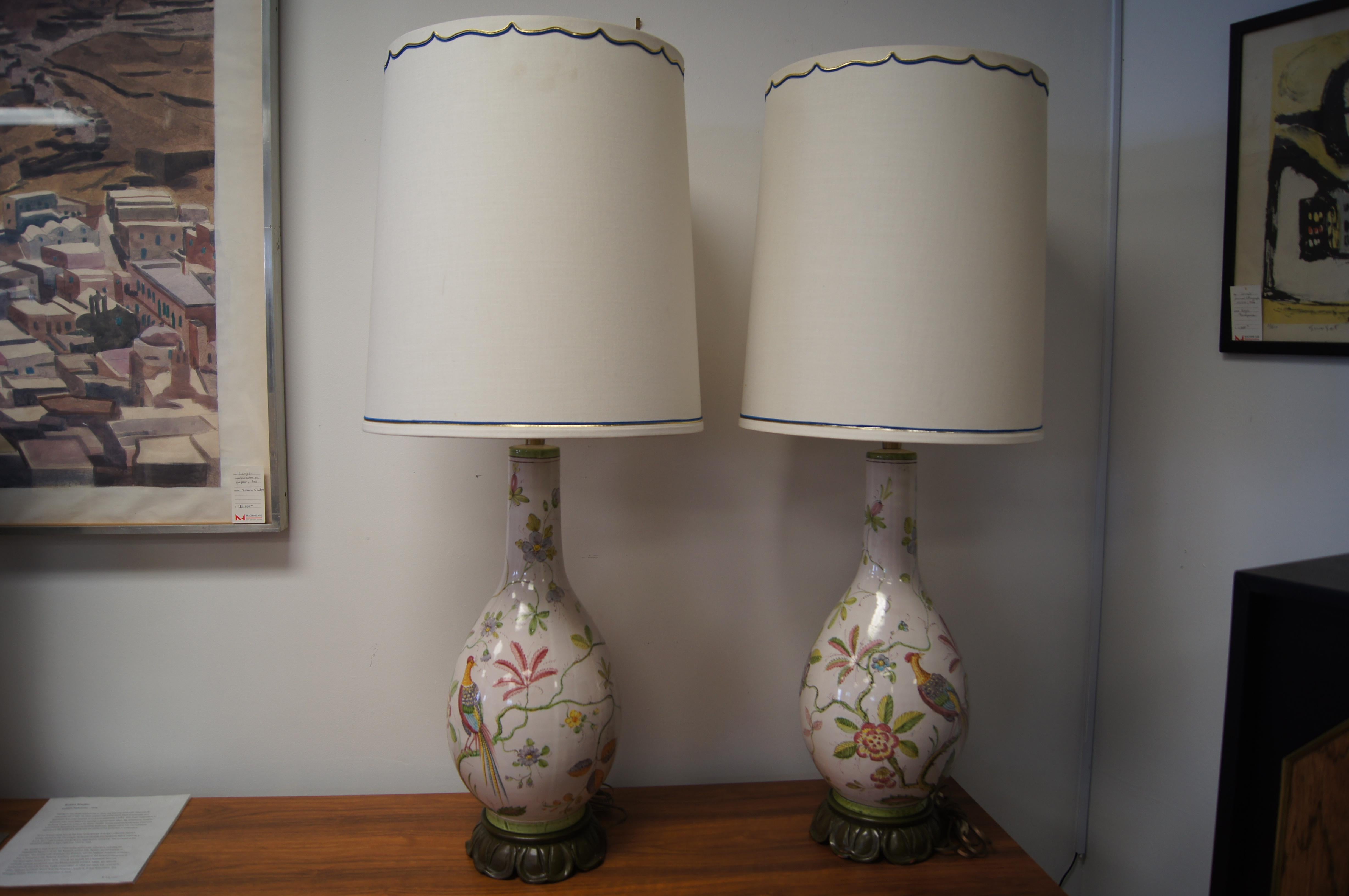 Paire de lampes de table décoratives de Marbro avec faisan et fleurs en vente 4